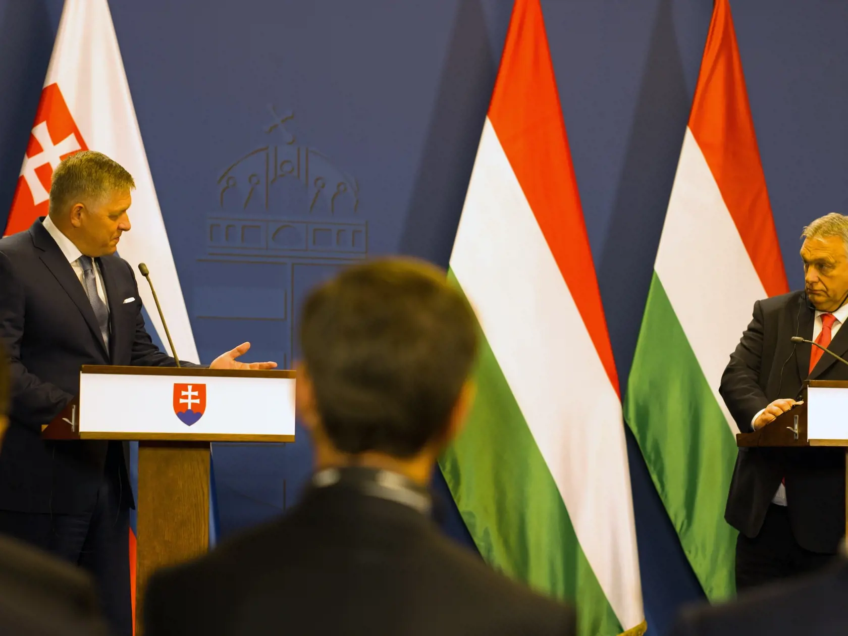 Na snímke slovenský premiér Robert Fico (vľavo) a maďarský premiér Viktor Orbán počas spoločnej tlačovej konferencie v Budapešti v utorok 16. januára 2024. FOTO TASR - Ladislav Vallach