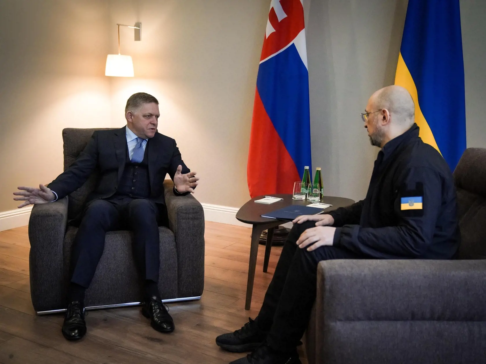 Na snímke zľava predseda vlády SR Robert Fico sa stretol s ukrajinským premiérom Denysom Šmyhaľom počas jeho návštevy v Užhorode 24. januára 2024. FOTO TASR - Úrad vlády SR