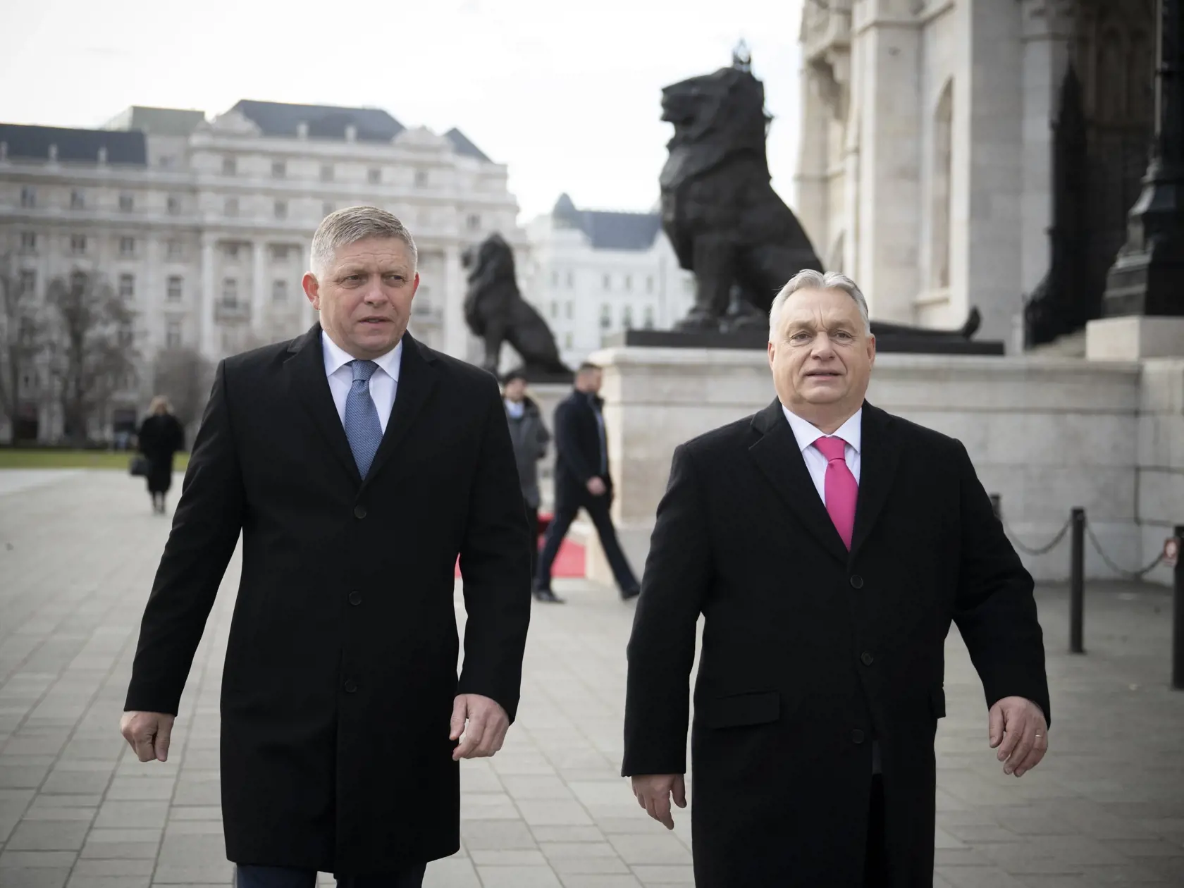 KK47 Budapešť - Maďarský premiér Viktor Orbán (vpravo) a slovenský premiér Robert Fico pred budovou parlamentu v Budapešti 16. januára 2024. Predseda vlády SR Robert Fico pricestoval na pracovnú návštevu Maďarska, počas ktorej sa stretne s prezidentkou Katalin Novákovou a s premiérom Viktorom Orbánom. FOTO TASR/DUNA/MTI - Vivien Cher Benko
Hungarian Prime Minister Viktor Orban (L) receives Slovakian Prime Minister Robert Fico at the Parliament building in Budapest, Hungary, 16 January 2024. (MTI