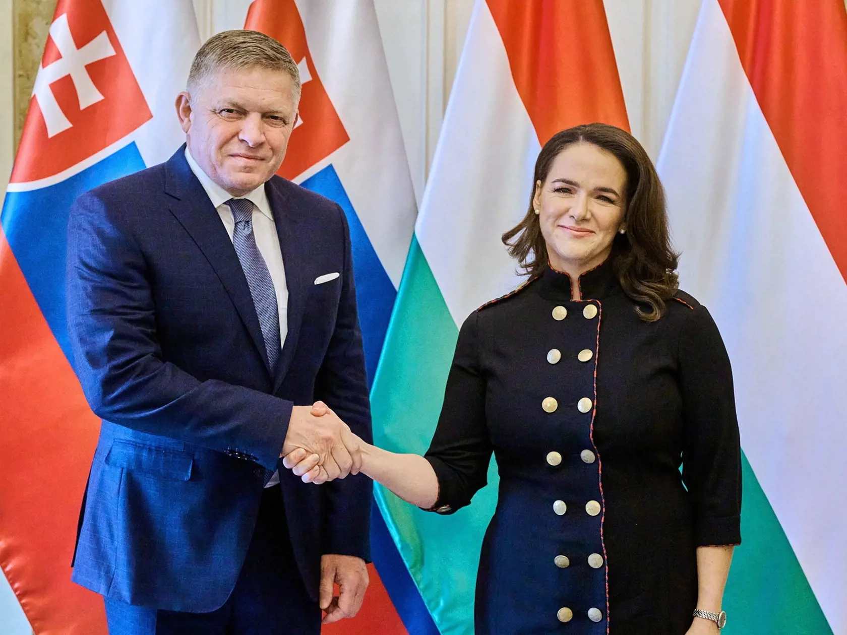 KK51 Budapešť - Na snímke maďarská prezidentka Katalin Nováková a slovenský premiér Robert Fico počas stretnutia v Prezidentskom paláci v Budapešti 16. januára 2024. FOTO TASR/DUNA/MTI
In this picture issued by the presidential Alexander Palace, Hungarian President Katalin Novak (R) receives Slovakian Prime Minister Robert Fico in her official residence, the Alexander Palace in Budapest, Hungary, 16 January 2024. (MTI/Alexander Palace)
