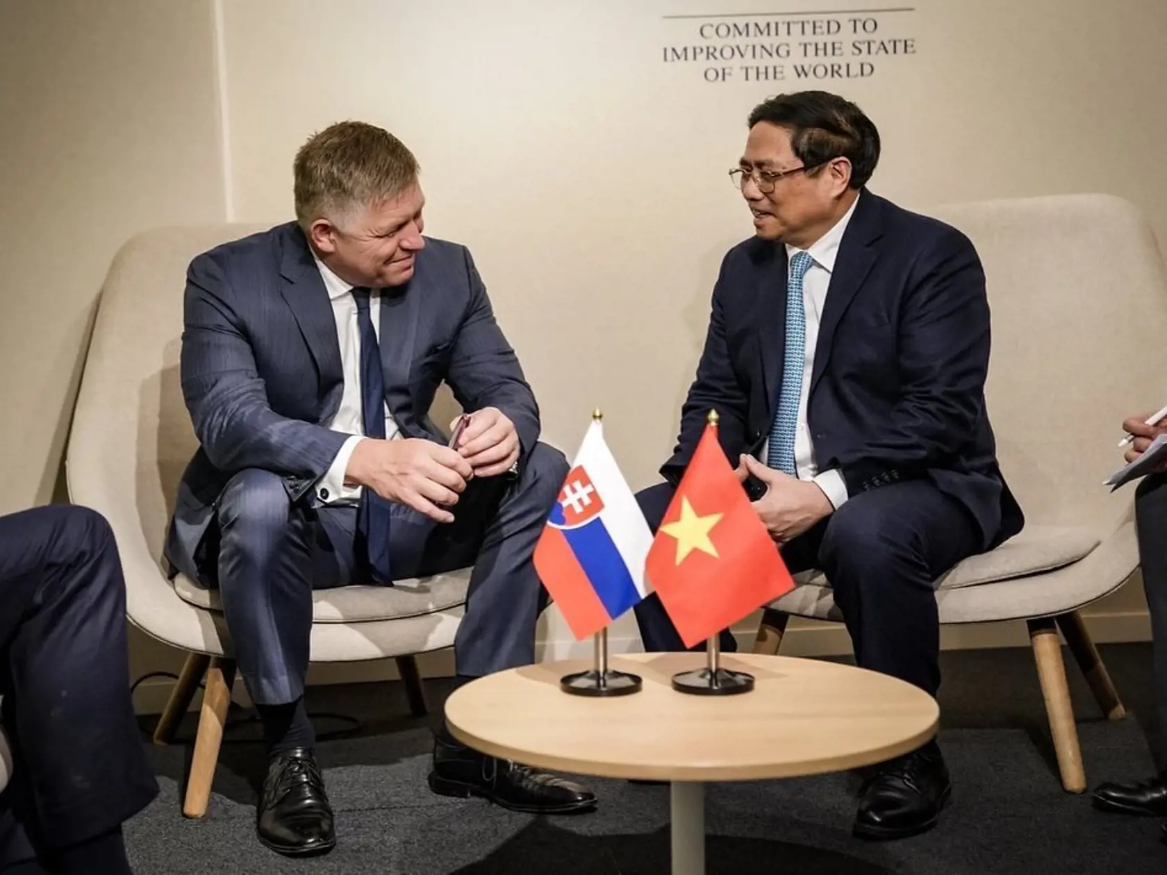 Predseda slovenskej vlády pri bilaterálnom rokovaní s vietnamskými partnermi.