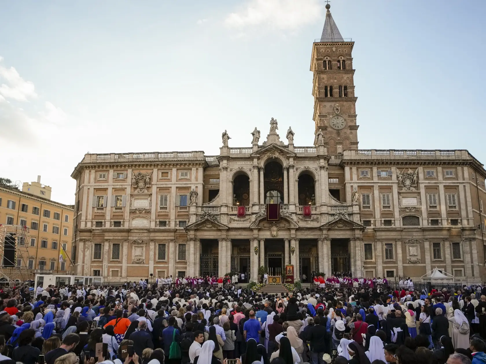 WA 38 archív Rím - Na archívnej snímke z 2. júna 2024 veriaci sa zhromaždili pred Bazilikou Panny Márie Väčšej (Santa Maria Maggiore) v Ríme. Pápež František zomrel vo veku 88 rokov na Veľkonočný pondelok 21. apríla 2025. Hlavou katolíckej cirkvi bol od roku 2013. Svätý Otec zomrel na mozgovú príhodu, ktorá spôsobila kómu a "nezvratné" zlyhanie srdca. Vyplýva to z jeho úmrtného listu, ktorý zverejnil Vatikán v pondelok večer 21. apríla. Hlava katolíckej cirkvi zomrela v pondelok ráno o 7.35 h, takmer mesiac po prepustení z päťtýždňového pobytu v nemocnici, kde sa liečil z dvojitého zápalu pľúc. Pápež František vo svojej poslednej vôli vyjadril želanie, aby bol pochovaný v jednoduchej, nezdobenej hrobke v rímskej Bazilike Panny Márie Väčšej. Presne určil miesto v bočnej lodi baziliky a pripojil aj nákres pre lepšiu prehľadnosť. Uviedol, že náklady na pohreb boli vopred dohodnuté.  „Hrobka musí byť v zemi; jednoduchá, bez osobitnej výzdoby a s jediným nápisom: Franciscus,“ uviedol vo svojej poslednej vôli. Pápež František bude ako prvý pápež za vyše storočie pochovaný mimo Vatikánu. Do tejto baziliky sa chodil modliť pred a po každej svojej zahraničnej ceste. Už vyše 100 rokov pritom pápežov pochovávajú v krypte pod Bazilikou svätého Petra, pripomína Reuters. FOTO TASR/AP 


FILE - Faithful gather in front of St. Mary Major Basilica where Pope Francis presided over a procession on the Catholic festivity of Corpus Domini (c), in Rome, Sunday, June 2, 2024. (AP Photo/Alessandra Tarantino, file)