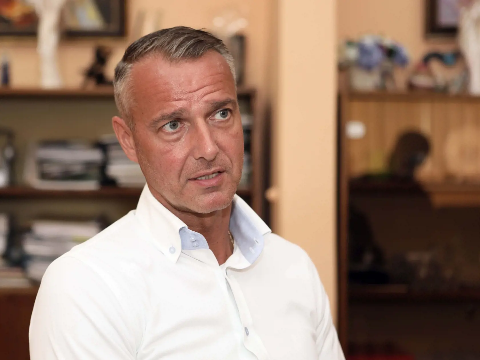 Opálená tvár poslanca je evidentná najmä pri svetlejšom oblečení.
