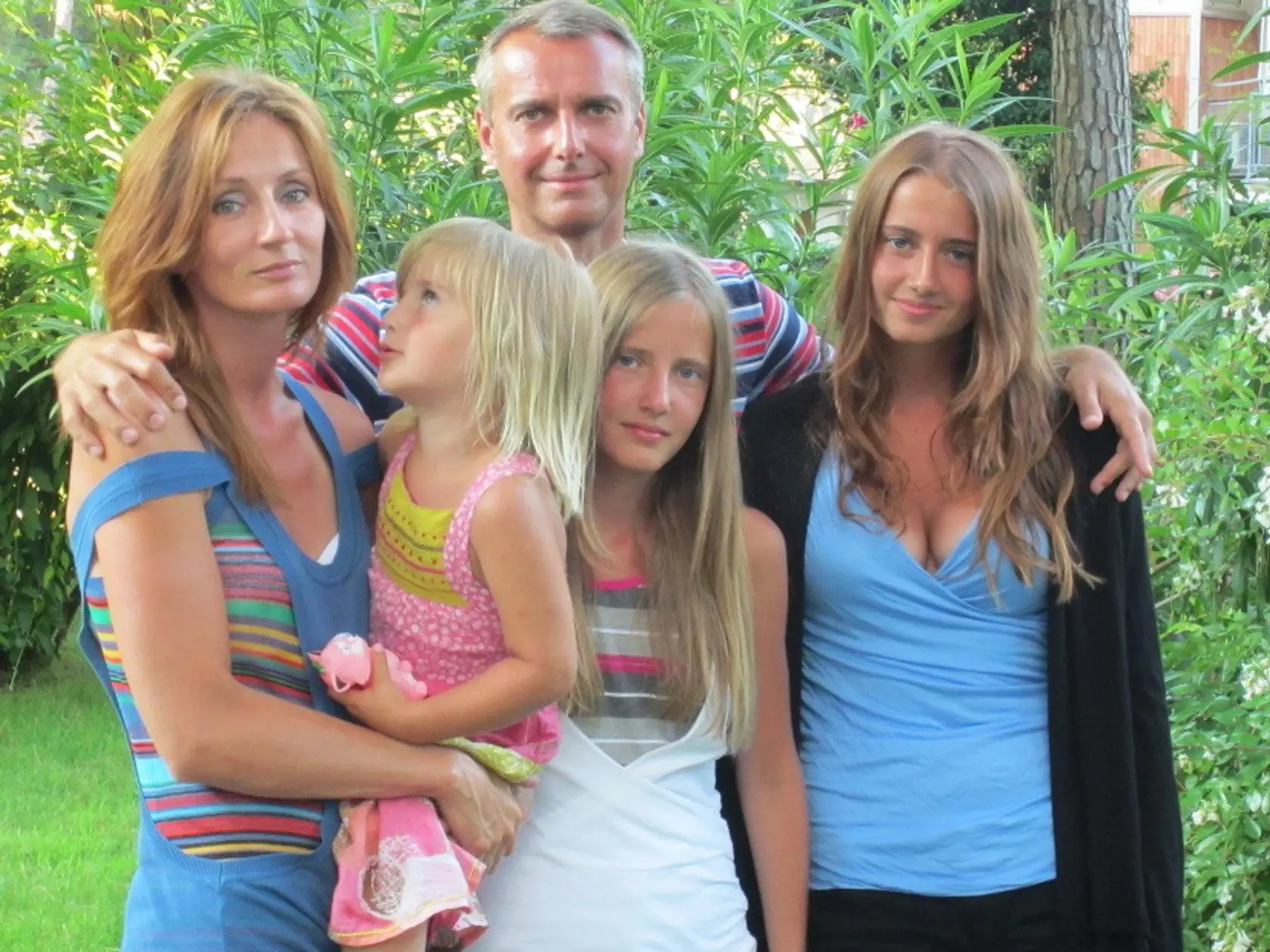Richard Raši s manželkou Máriou a tromi, dnes už s odrastenými dcérami. Je milé ako najmladšia Romanka zbožne pozerá na svoju mamičku.