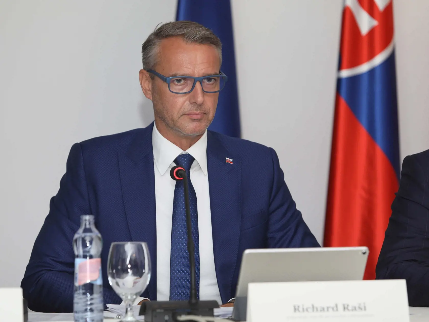 Politik dbá o svoju vizáž. Obleky si vyberá sám.