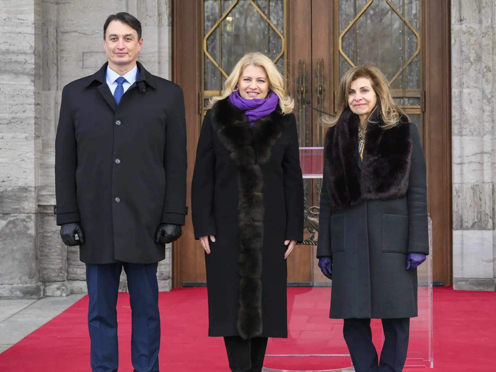 Prezidentka SR Zuzana Čaputová priletela na oficiálnu návštevu Kanady. Na snímke uprostred prezidentka SR Zuzana Čaputová a jej partner Juraj Rizman počas spoločnej fotografie na stretnutí so zástupkyňou generálnej guvernérky Kanady, sudkyňou Najvyššieho súdu Kanady Andromache Karakatsanisovou (vpravo) v sídle generálnej guvernérky Rideau Hall v Ottawe 30. januára 2024.