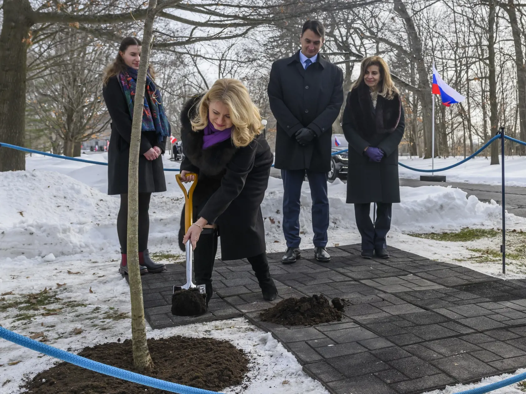 Prezidentka SR Zuzana Čaputová priletela na oficiálnu návštevu Kanady. Na snímke vľavo prezidentka SR Zuzana Čaputová a jej partner Juraj Rizman počas symbolického sadenia stromu po stretnutí so zástupkyňou generálnej guvernérky Kanady, sudkyňou Najvyššieho súdu Kanady Andromache Karakatsanisovou (vpravo) v sídle generálnej guvernérky Rideau Hall v Ottawe 30. januára 2024.