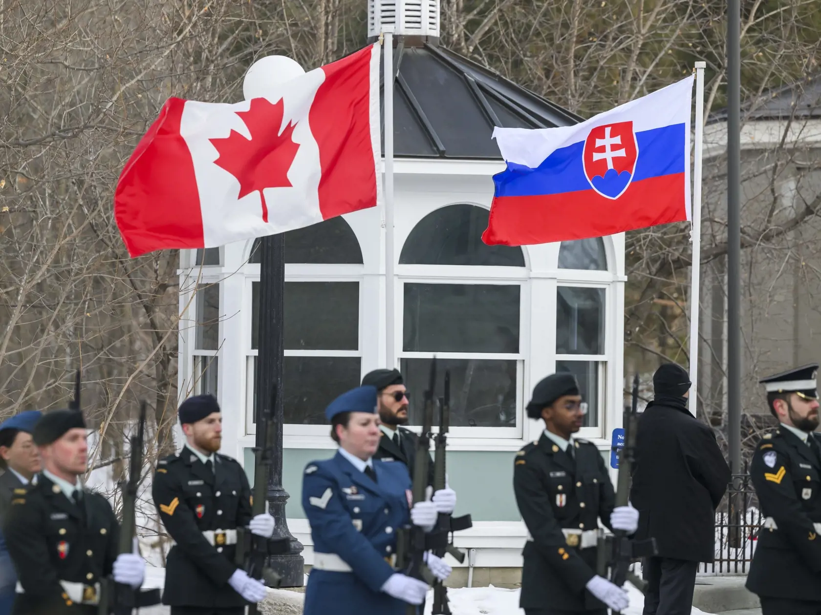 Na snímke prezidentka SR Zuzana Čaputová priletela na oficiálnu návštevu Kanady. Na snímke vlajky Slovenska a Kanady pri prehliadke čestnej stráže pred stretnutím so zástupkyňou generálnej guvernérky Kanady, sudkyňou Najvyššieho súdu Kanady Andromache Karakatsanisovou v sídle generálnej guvernérky Rideau Hall v Ottawe 30. januára 2024.