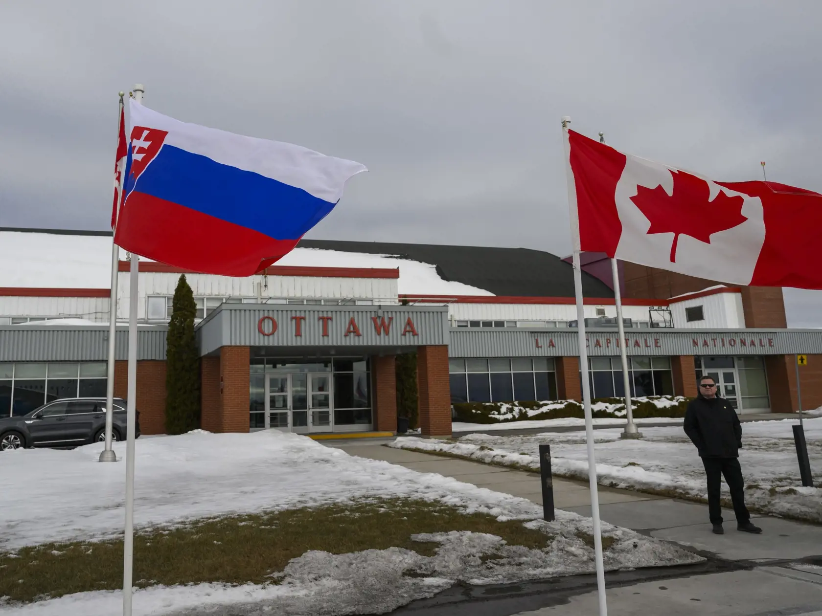 Prezidentka SR Zuzana Čaputová priletela na oficiálnu návštevu Kanady v pondelok 29. januára 2024. V Ottawe sa stretne s kanadským premiérom Justinom Trudeauom. Najbližšie dni absolvuje aj pracovnú cestu do USA. Na snímke vlajky Slovenska a Kanady v Ottawe v pondelok 29. januára 2024.