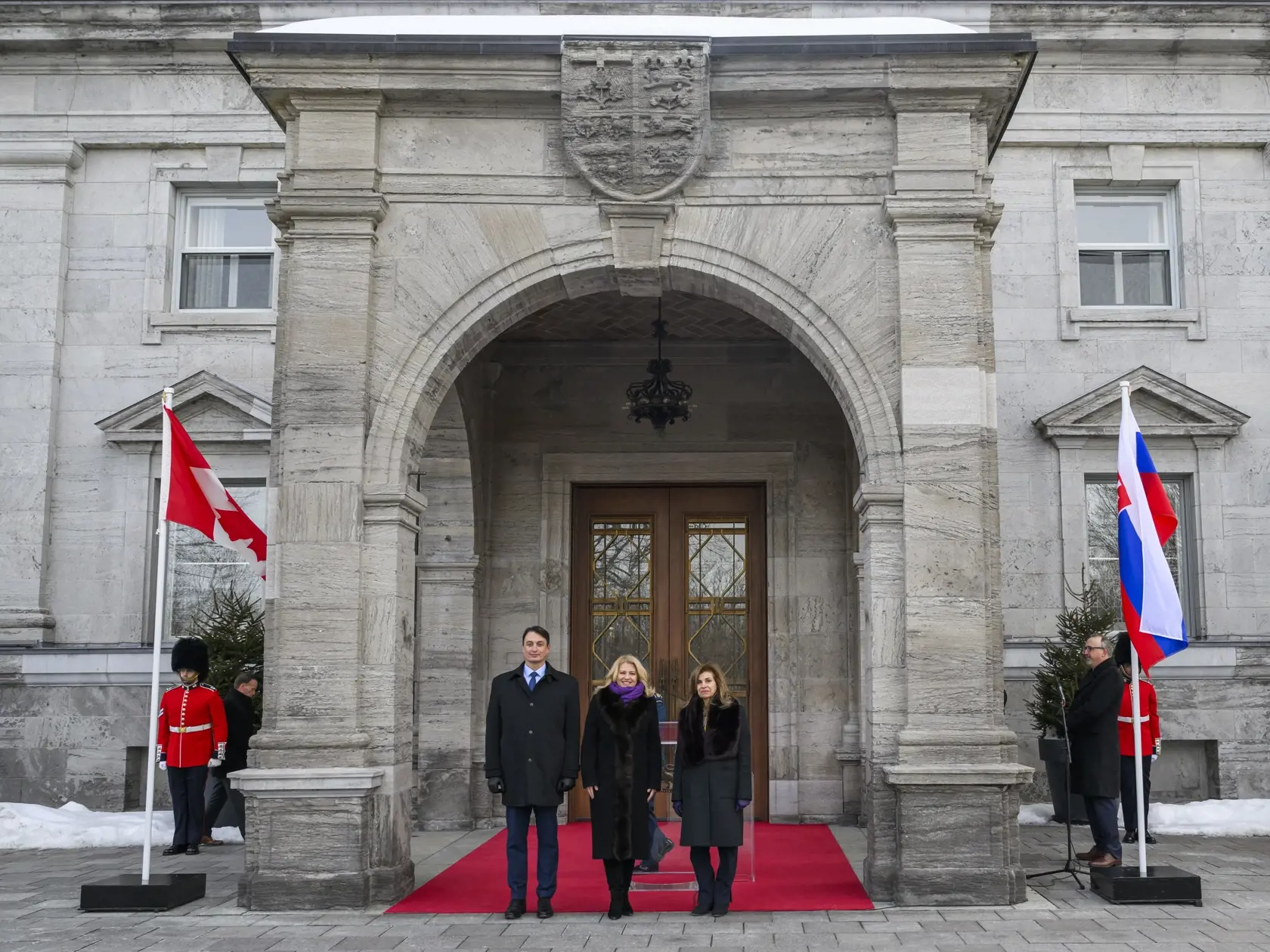 Prezidentka SR Zuzana Čaputová priletela na oficiálnu návštevu Kanady. Na snímke uprostred prezidentka SR Zuzana Čaputová a jej partner Juraj Rizman počas spoločnej fotografie na stretnutí so zástupkyňou generálnej guvernérky Kanady, sudkyňou Najvyššieho súdu Kanady Andromache Karakatsanisovou (vpravo) v sídle generálnej guvernérky Rideau Hall v Ottawe 30. januára 2024.