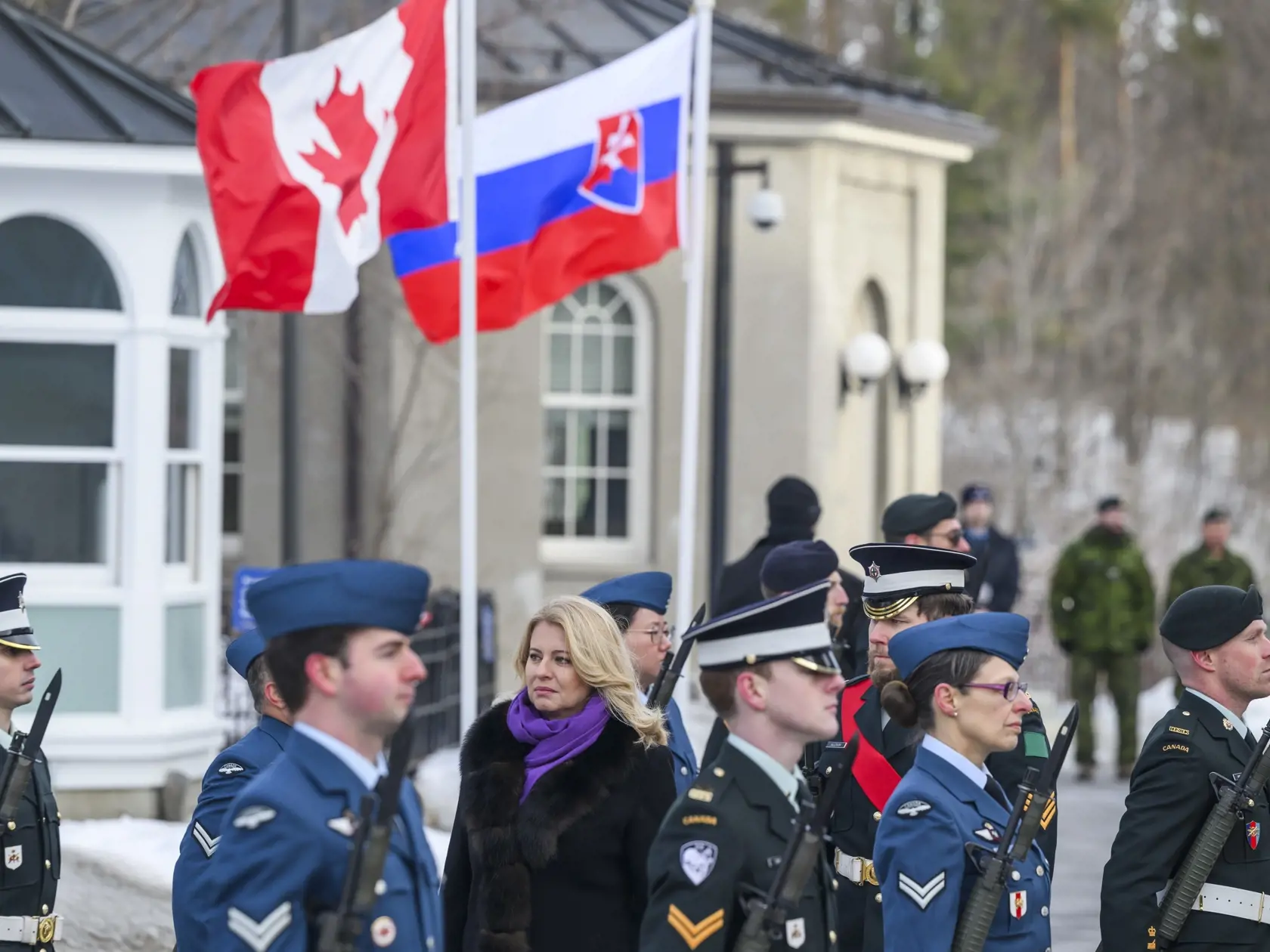 Na snímke prezidentka SR Zuzana Čaputová priletela na oficiálnu návštevu Kanady. Na snímke prezidentka SR Zuzana Čaputová pri prehliadke čestnej stráže pred stretnutím so zástupkyňou generálnej guvernérky Kanady, sudkyňou Najvyššieho súdu Kanady Andromache Karakatsanisovou v sídle generálnej guvernérky Rideau Hall v Ottawe 30. januára 2024.