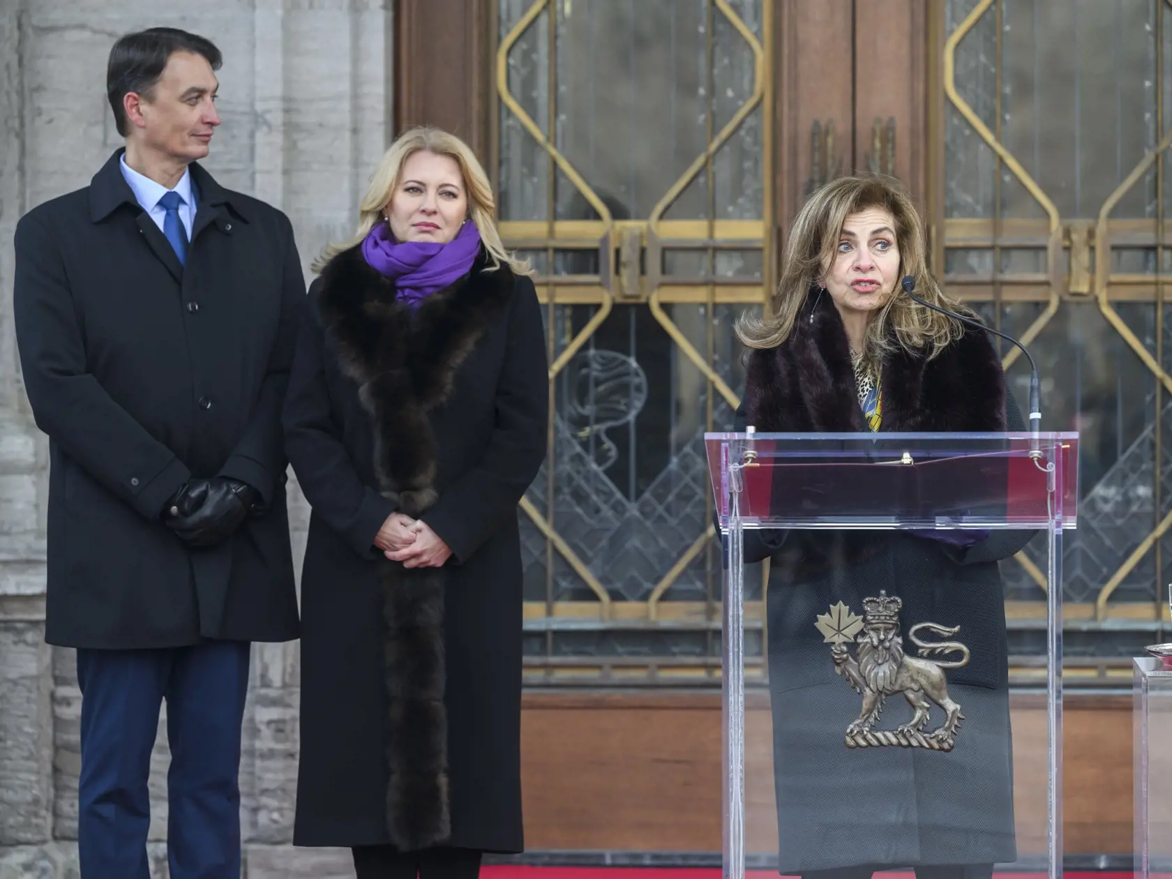 Prezidentka SR Zuzana Čaputová priletela na oficiálnu návštevu Kanady. Na snímke uprostred prezidentka SR Zuzana Čaputová a jej partner Juraj Rizman počas vyhlásenia na stretnutí so zástupkyňou generálnej guvernérky Kanady, sudkyňou Najvyššieho súdu Kanady Andromache Karakatsanisovou (vpravo) v sídle generálnej guvernérky Rideau Hall v Ottawe 30. januára 2024.
