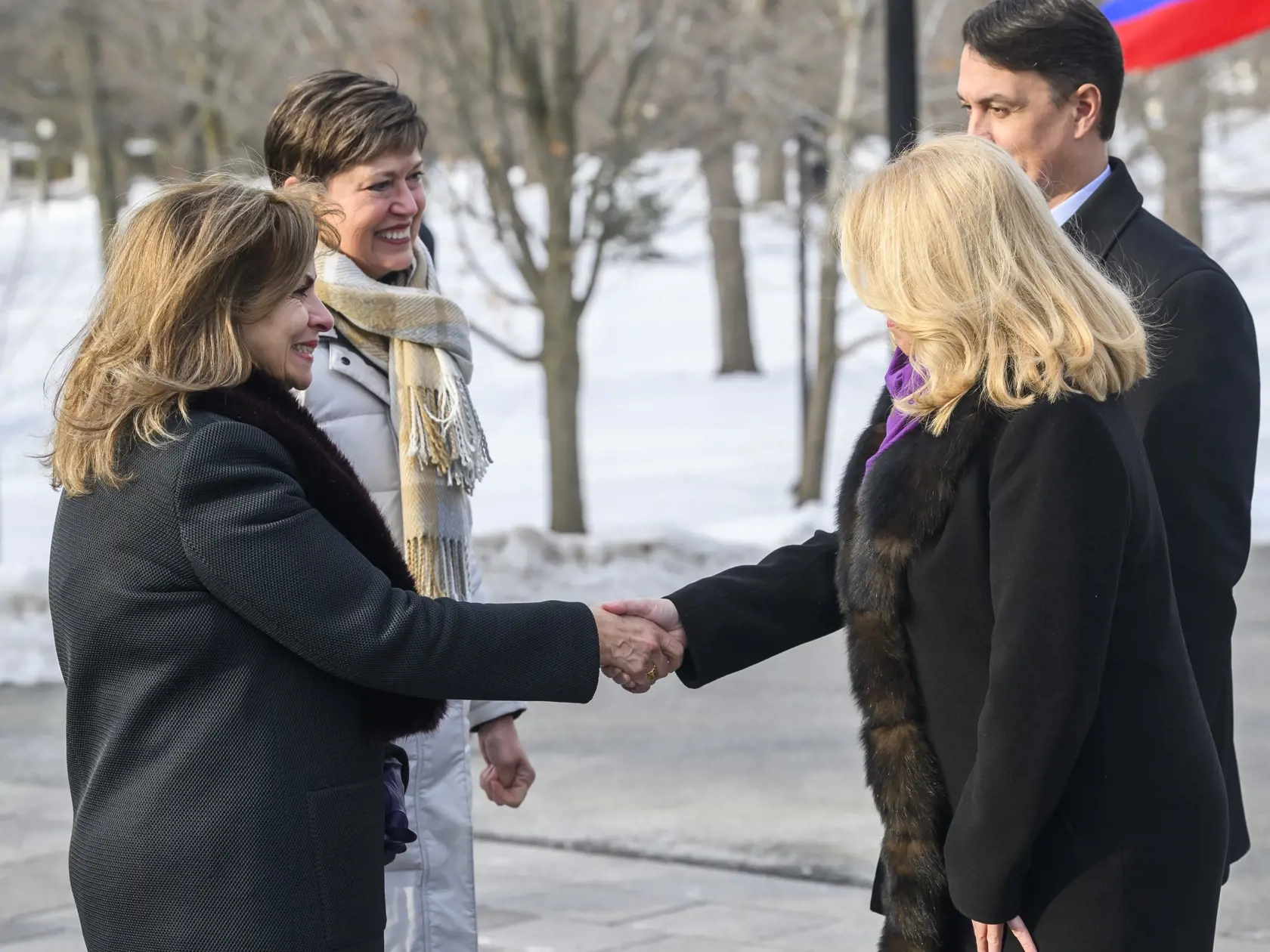 Na snímke prezidentka SR Zuzana Čaputová priletela na oficiálnu návštevu Kanady. Na snímke vpravo prezidentka SR Zuzana Čaputová a jej partner Juraj Rizman sa zdravia so zástupkyňou generálnej guvernérky Kanady, sudkyňou Najvyššieho súdu Kanady Andromache Karakatsanisovou (prvá zľava) v sídle generálnej guvernérky Rideau Hall v Ottawe 30. januára 2024.