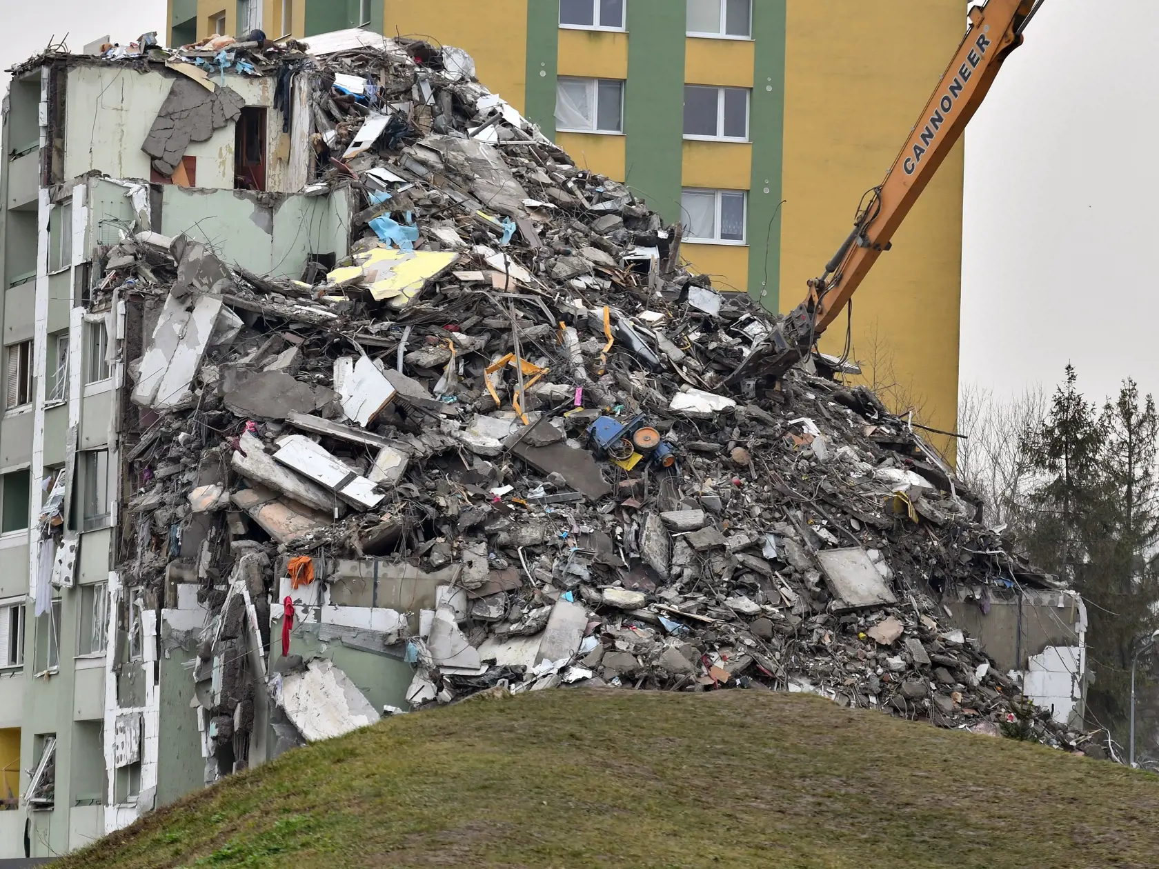 Na snímke tretí deň demolácie 12-podlažnej bytovky na Mukačevskej ulici v Prešove 18. decembra 2019. Bytovku zničil výbuch plynu 6.decembra. Výbuch neprežilo sedem ľudí a jedna osoba je nezvestná. FOTO TASR – Roman Hanc