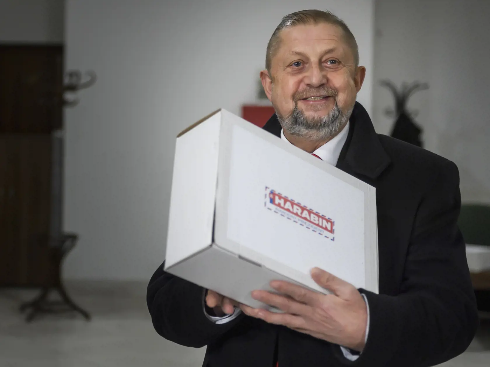 Na snímke kandidát na prezidenta SR Štefan Harabin počas odovzdania podpisov občanov na kandidatúru 26. januára 2024 v budove Národnej rady SR v Bratislave.