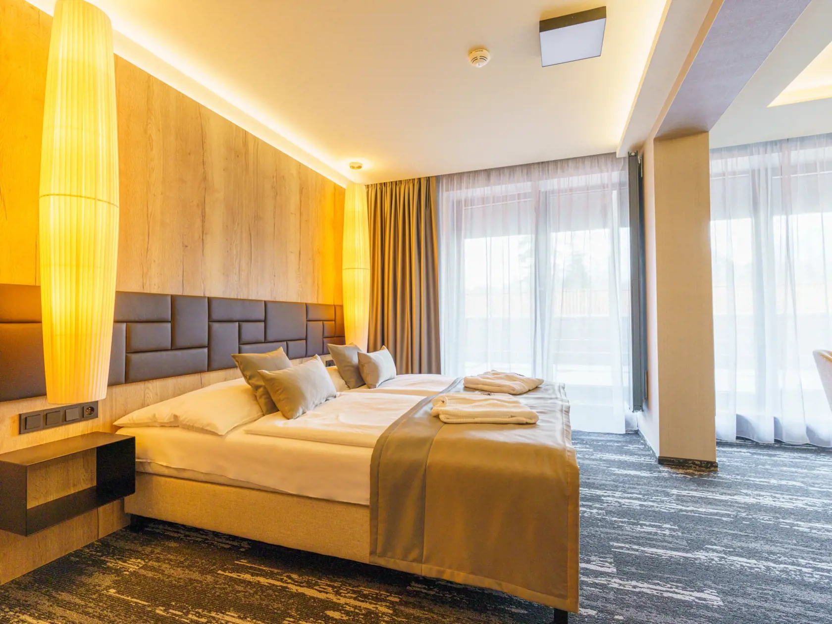 Ubytovanie je v 69 izbách rôznych kategórií - Standard, Lux, Honeymoon, Mezonetové apartmány alebo Hills apartmány.  Zariadené sú v prírodnom tóne, v mäkkých farbách, použité sú prírodné materiály.