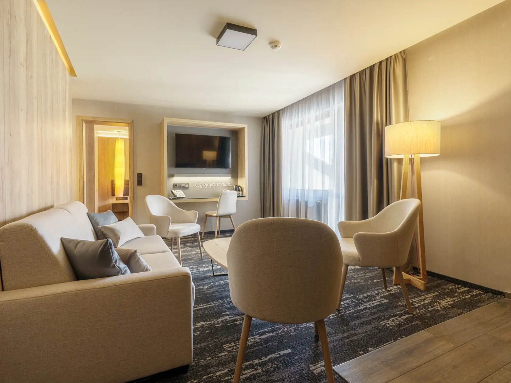 Celému hotelu dominuje prírodný štýl.