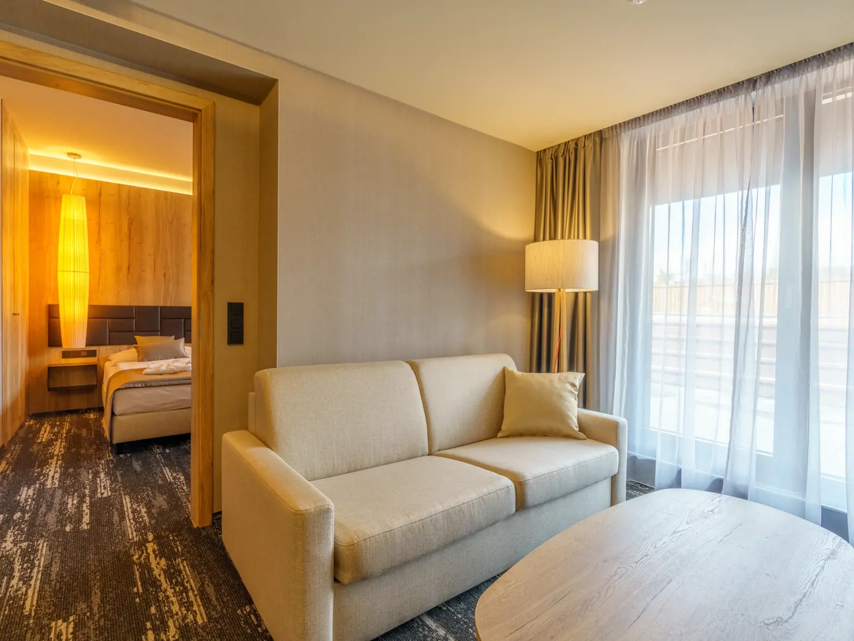 Celému hotelu dominuje prírodný štýl.