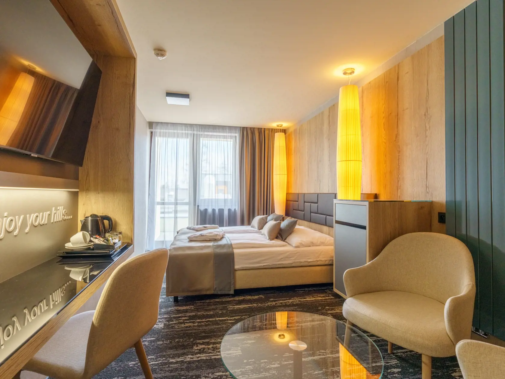 Ubytovanie je v 69 izbách rôznych kategórií - Standard, Lux, Honeymoon, Mezonetové apartmány alebo Hills apartmány.  Zariadené sú v prírodnom tóne, v mäkkých farbách, použité sú prírodné materiály.