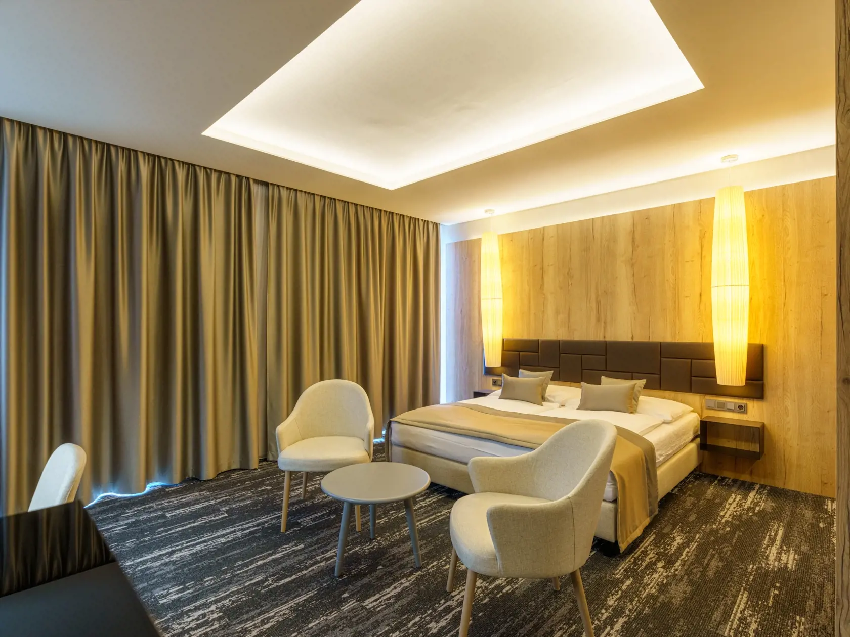 Ubytovanie je v 69 izbách rôznych kategórií - Standard, Lux, Honeymoon, Mezonetové apartmány alebo Hills apartmány.  Zariadené sú v prírodnom tóne, v mäkkých farbách, použité sú prírodné materiály.