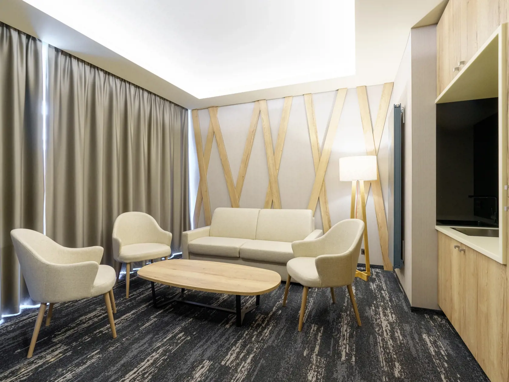 Celému hotelu dominuje prírodný štýl.