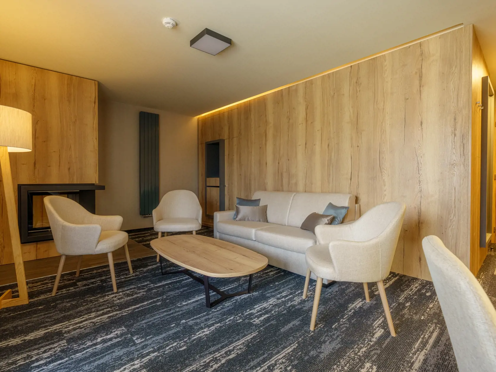 Ubytovanie je v 69 izbách rôznych kategórií - Standard, Lux, Honeymoon, Mezonetové apartmány alebo Hills apartmány.  Zariadené sú v prírodnom tóne, v mäkkých farbách, použité sú prírodné materiály.
