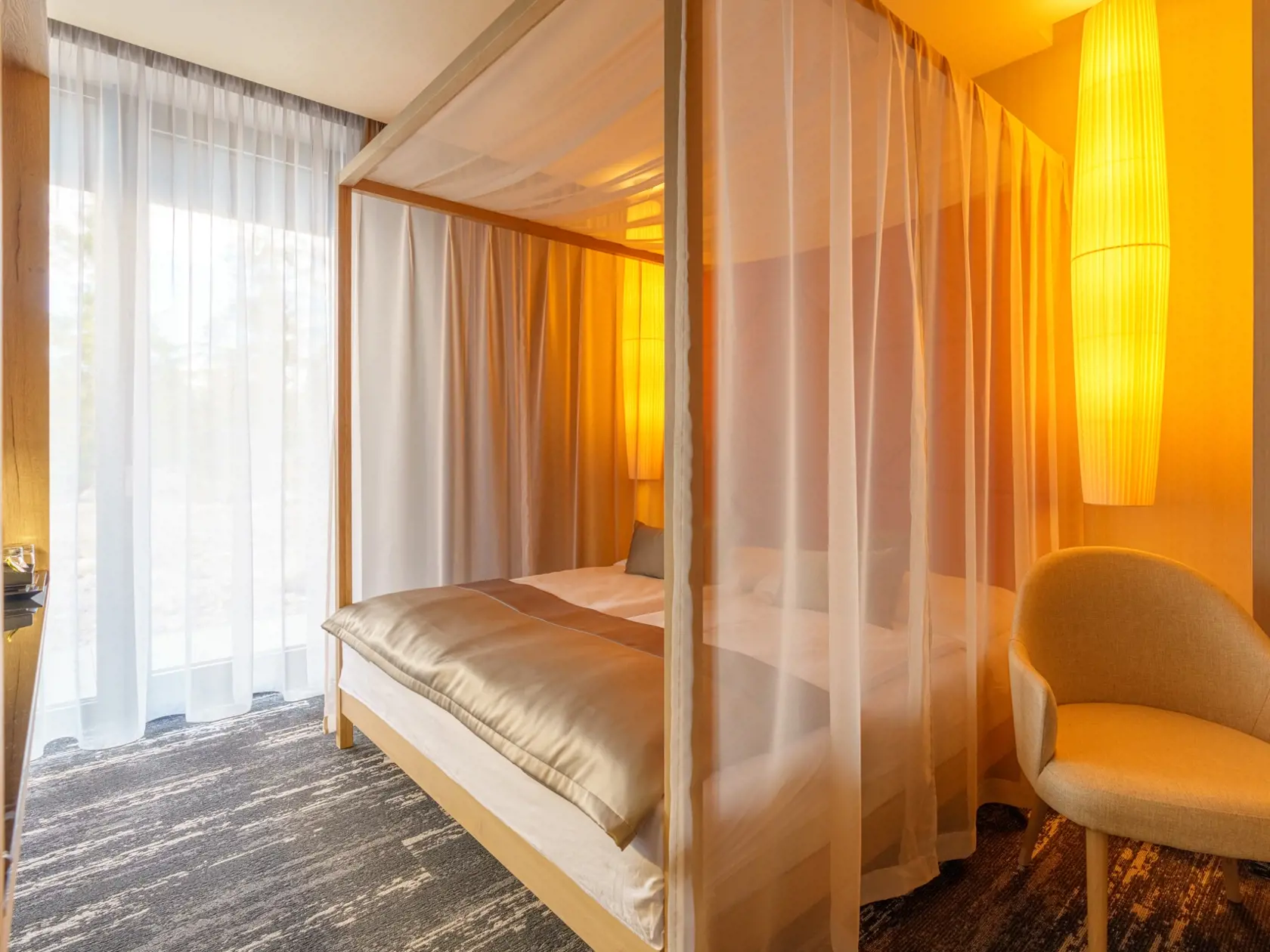 Celému hotelu dominuje prírodný štýl.
