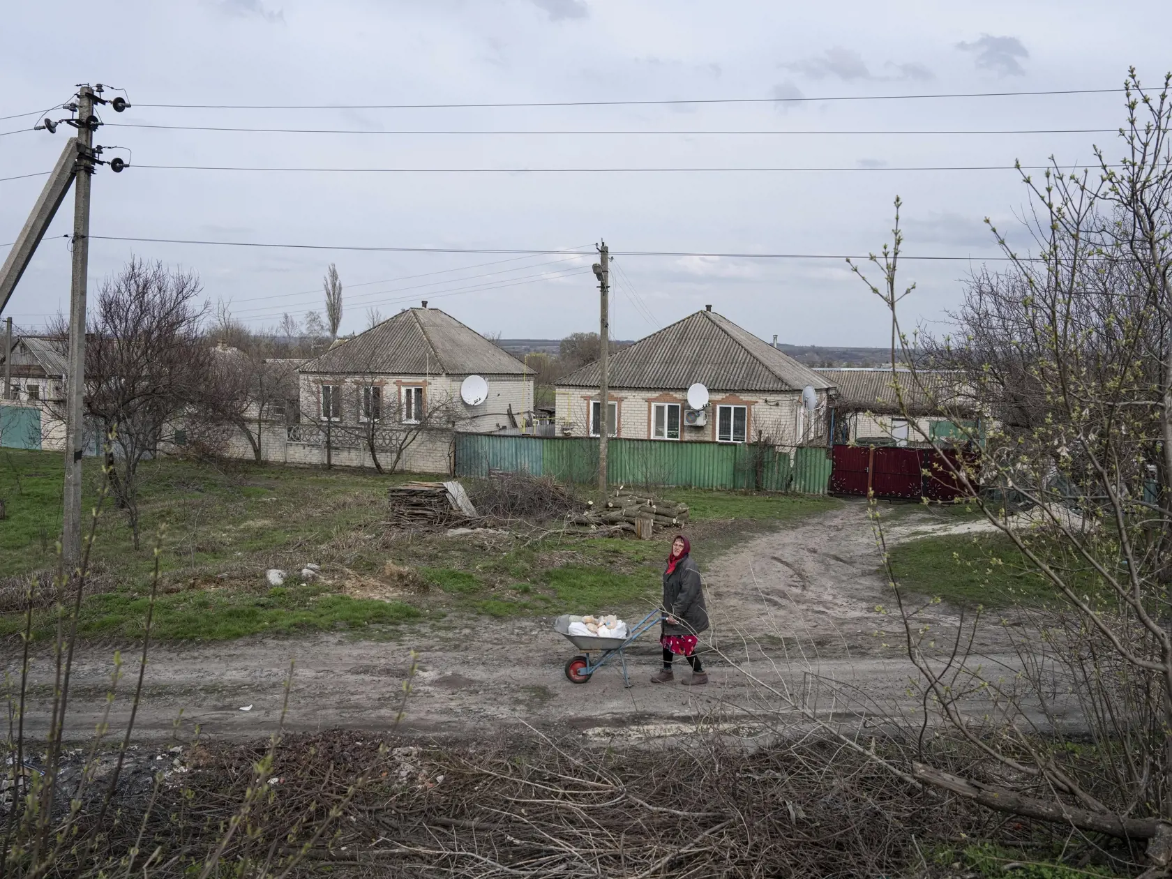Nina tlačí vozík s humanitárnou pomocu pri meste LYman v Doneckej oblasti na východe Ukrajiny v stredu 5. apríla 2023.