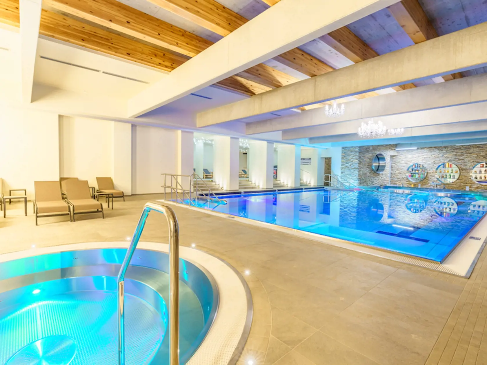 Zaujímavo je riešené aj jeho interiérové i exteriérové Nature wellness centrum. Z oboch si vodný raj užijete s výhľadom na tatranské končiare. Rovnako aj z preskleneného bazéna, v ktorom si môžete posedieť s nápojom z vodného baru, ktorý je jeho súčasťou.