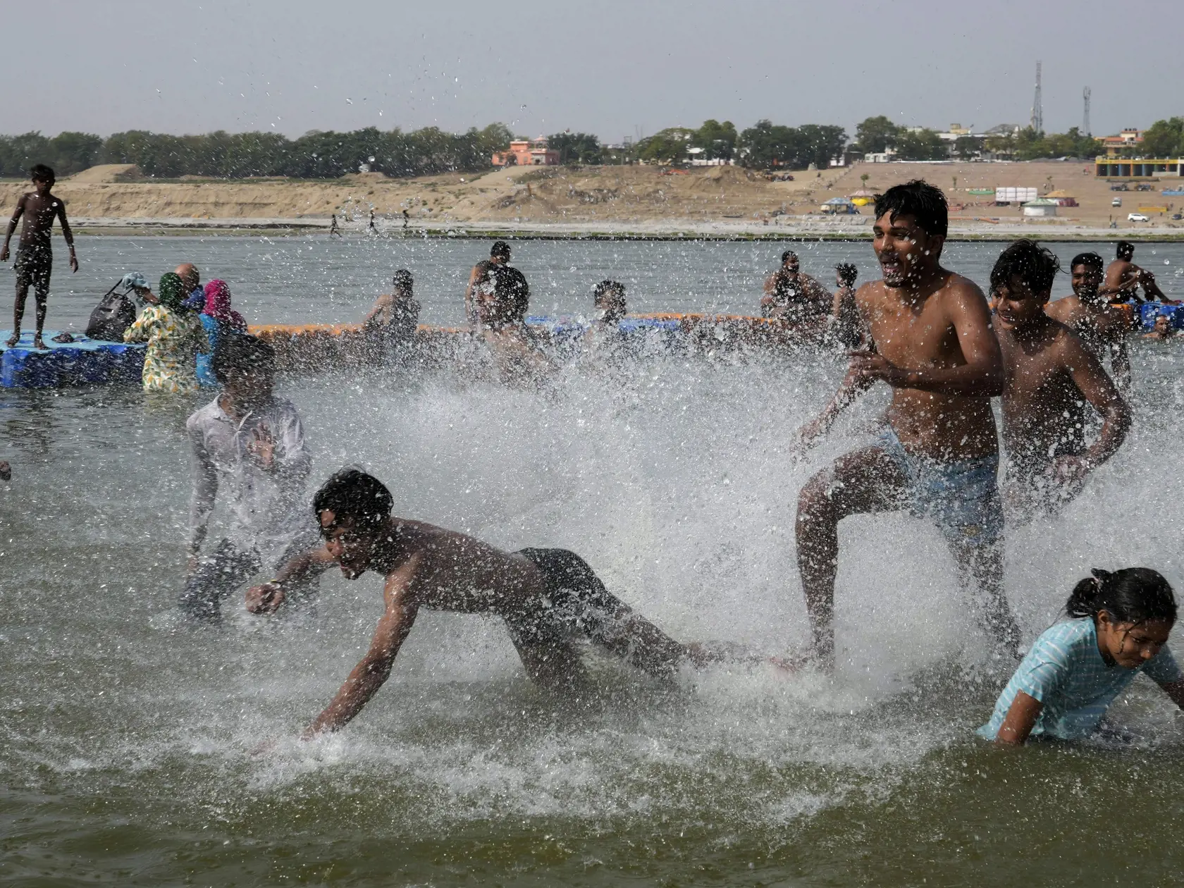 EBE 25 Allahabád - Ľudia sa ochladzujú v rieke Gange počas z horúčavy Allahabáde v Indii 17. júna 2024. FOTO TASR/AP


People play in the river Ganges to cool themselves from the heat in Prayagraj, Uttar Pradesh state, India, Monday, June 17, 2024. A monthslong heatwave across swathes of India has killed more than 100 people and led to over 40,000 suspected cases of heat stroke in the last three and a half months, a Health Ministry official said Thursday, June 20. (AP Photo/Rajesh Kumar Singh)