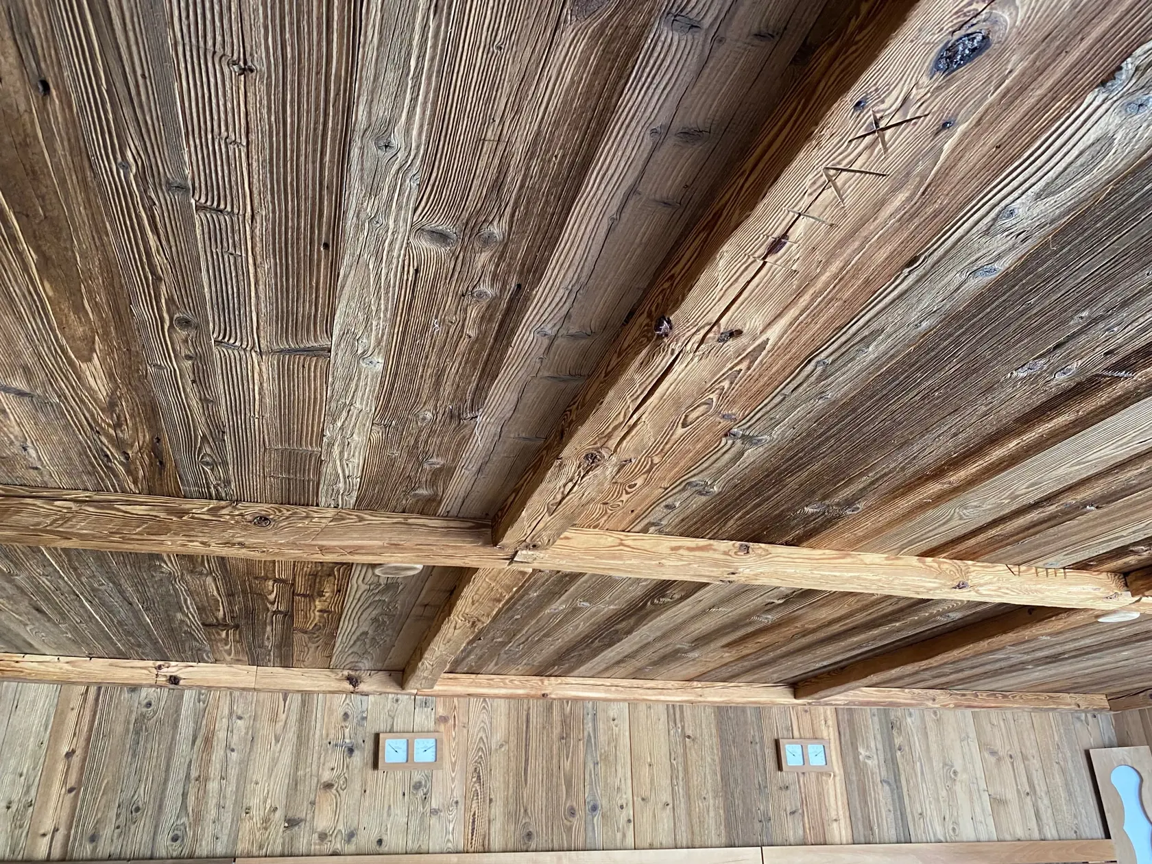 Detail na storočné drevo v saune.