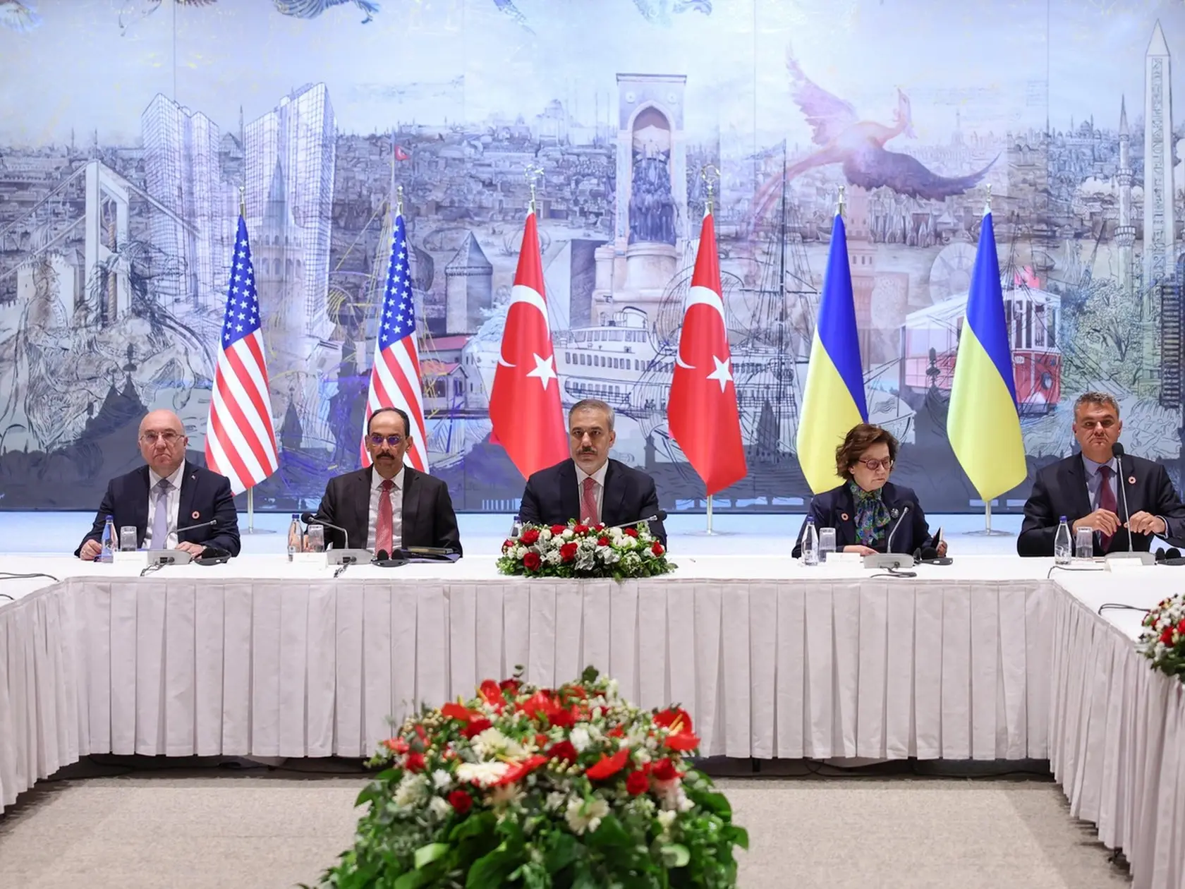 Turecký minister zahraničných vecí Hakan Fidan predsedá trojstrannému stretnutiu Turecko–USA–Ukrajina v prezidentskej kancelárii Dolmabahce v Istanbule 16. mája 2025.