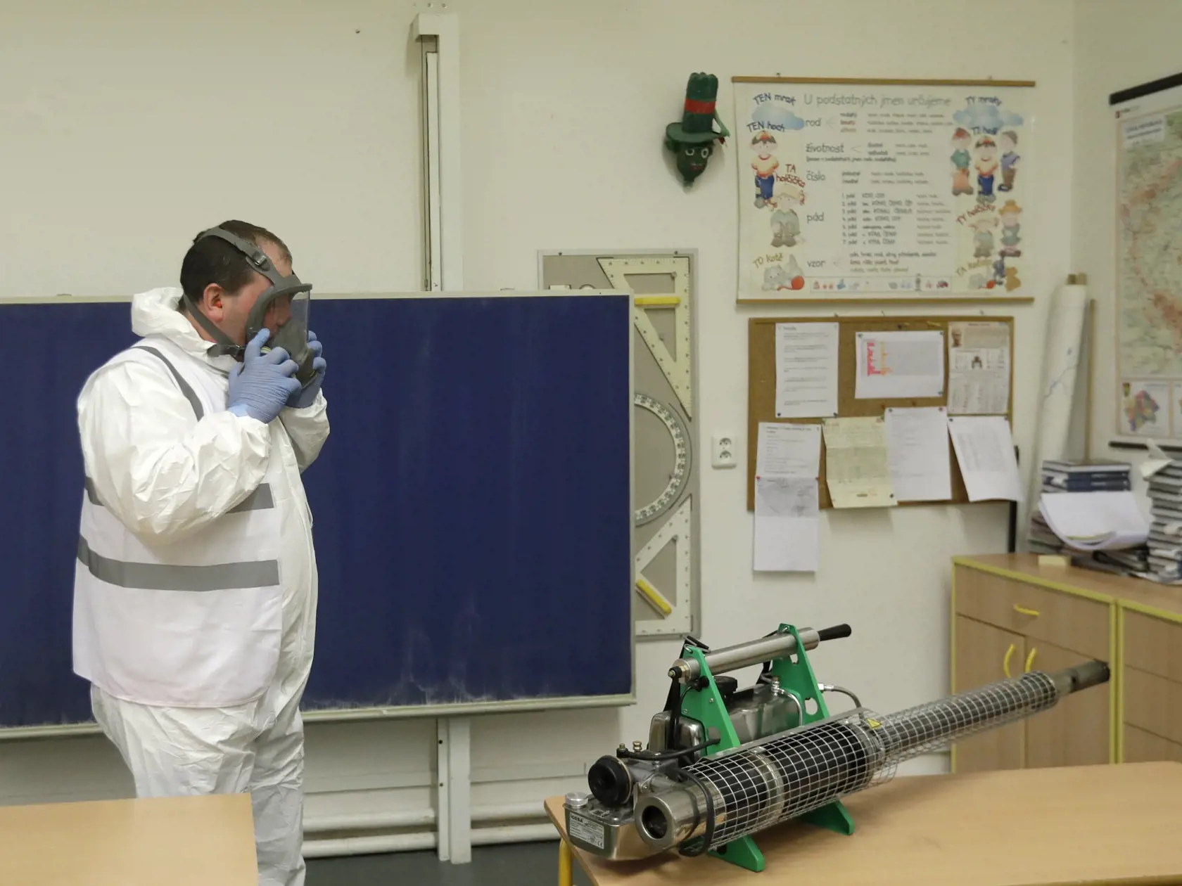 JB 12 Praha - Zamestnanec sa pripravuje na dezinfekciu triedy v škole z dôvodu šíriaceho sa koronavírusu v Prahe 10. marca 2020. Počet ľudí infikovaných koronavírusom SARS-CoV-2 sa v Českej republike v utorok zvýšil na 63. Uvádza sa to v tlačovej správe zverejnenej na webovej stránke ministerstva zdravotníctva ČR. V priebehu utorka sa potvrdený počet nakazených zvýšil o 25, čo je doposiaľ najvyšší nárast prípadov zaznamenaný v ČR za jeden deň. Prvé tri prípady boli potvrdené v Olomouckom kraji a
