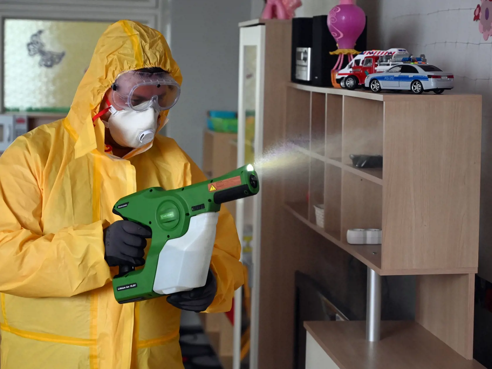 Na snímke aplikácia polymérovej dezinfekcie s dlhodobým účinkom elektrostatickým aplikátorom v priestoroch materskej školy počas koronavírusovej pandémie v obci Zemplínske Hradište, okres Trebišov v piatok 29. mája 2020. Na Slovensku sa opätovne otvoria materské školy od pondelka 1. júna. FOTO TASR - Roman Hanc
