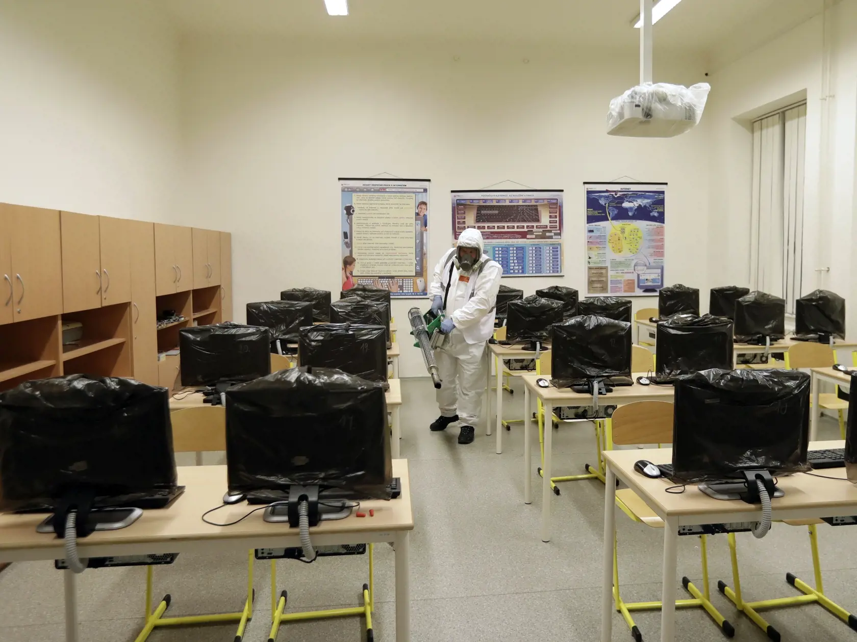 JB 14 Praha - Zamestnanec počas dezinfekcie triedy v škole z dôvodu šíriaceho sa koronavírusu v Prahe 10. marca 2020. Počet ľudí infikovaných koronavírusom SARS-CoV-2 sa v Českej republike v utorok zvýšil na 63. Uvádza sa to v tlačovej správe zverejnenej na webovej stránke ministerstva zdravotníctva ČR. V priebehu utorka sa potvrdený počet nakazených zvýšil o 25, čo je doposiaľ najvyšší nárast prípadov zaznamenaný v ČR za jeden deň. Prvé tri prípady boli potvrdené v Olomouckom kraji a po jednom 