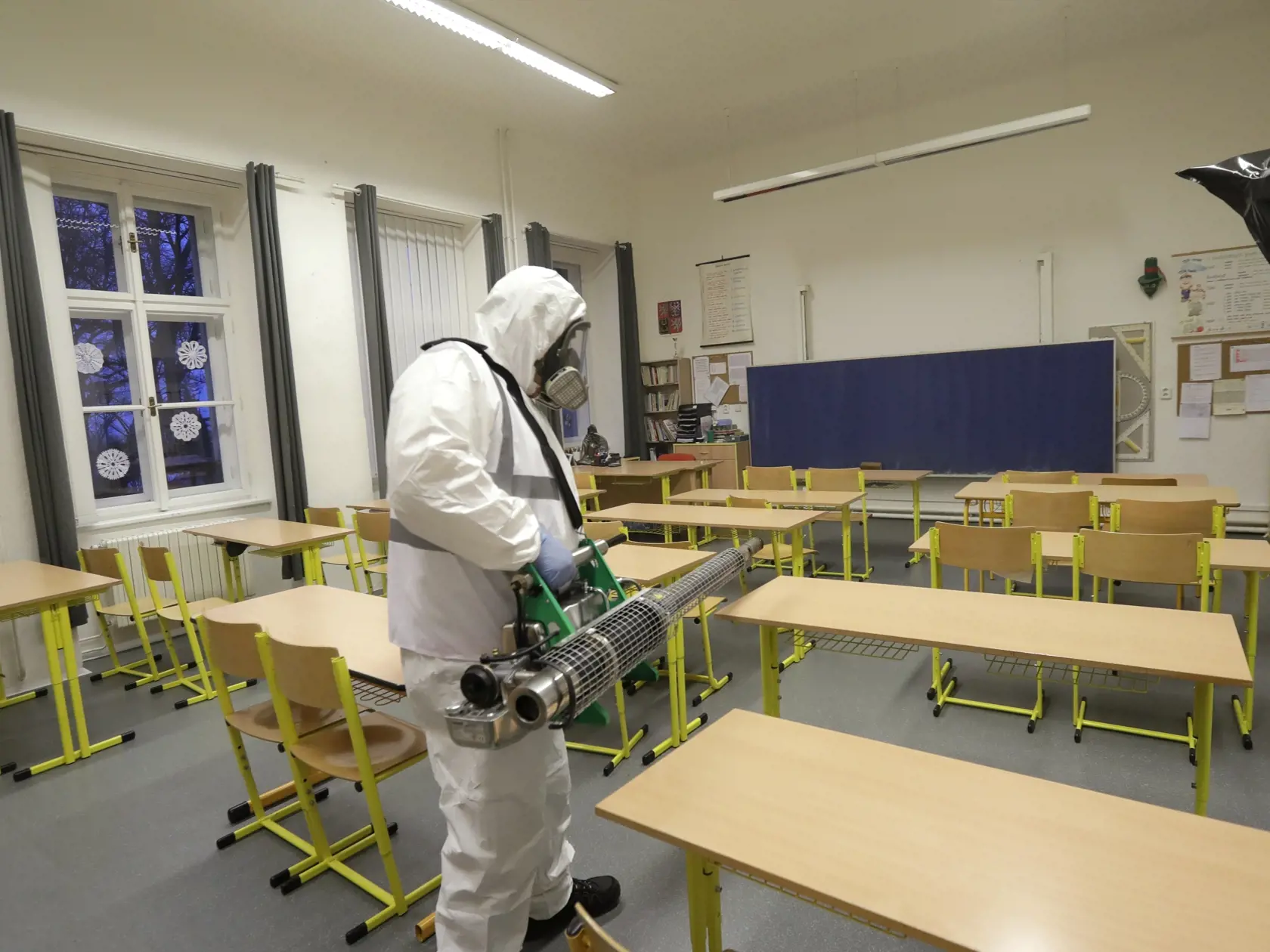 JB 13 Praha - Zamestnanec počas dezinfekcie triedy v škole z dôvodu šíriaceho sa koronavírusu v Prahe 10. marca 2020. Počet ľudí infikovaných koronavírusom SARS-CoV-2 sa v Českej republike v utorok zvýšil na 63. Uvádza sa to v tlačovej správe zverejnenej na webovej stránke ministerstva zdravotníctva ČR. V priebehu utorka sa potvrdený počet nakazených zvýšil o 25, čo je doposiaľ najvyšší nárast prípadov zaznamenaný v ČR za jeden deň. Prvé tri prípady boli potvrdené v Olomouckom kraji a po jednom 