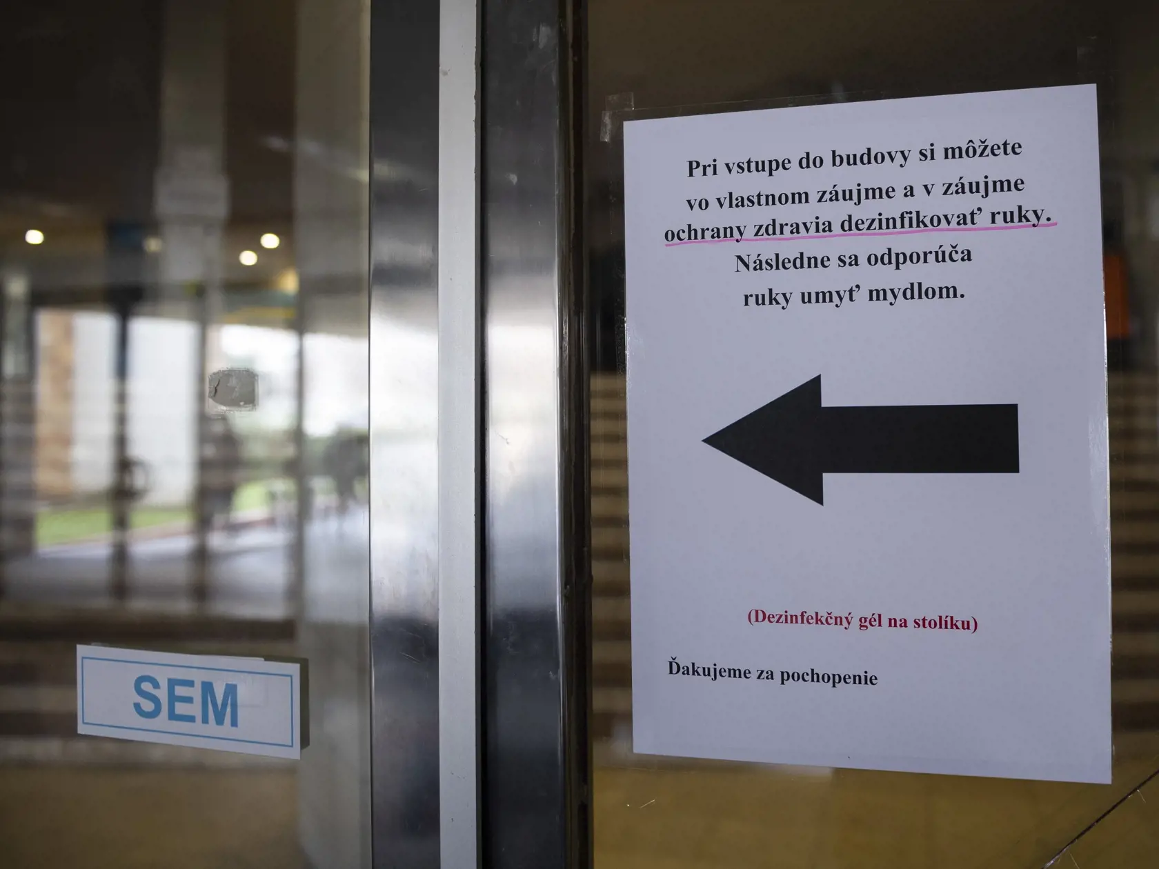 Na snímke oznam o doporučení dezinfekcie rúk vo vstupnej chodbe na Ekonomickej univerzite v Bratislave na Dolnozemskej ceste, na ktorej bude od pondelka 9. marca 2020 do soboty 21. marca 2020 (vrátane) prerušená prezenčná výučba v snahe predísť šíreniu nového koronavírusu v Bratislave 9. marca 2020. FOTO TASR - Jaroslav Novák