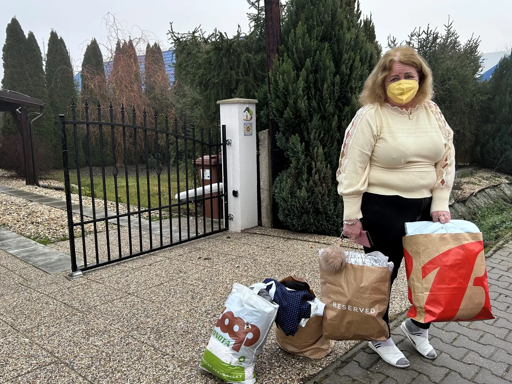 V Nitre ľuďom z bytovky, ktorí tu nemajú príbuzných, pomohli ochotní ľudia s veľkým srdcom, aj Slavka