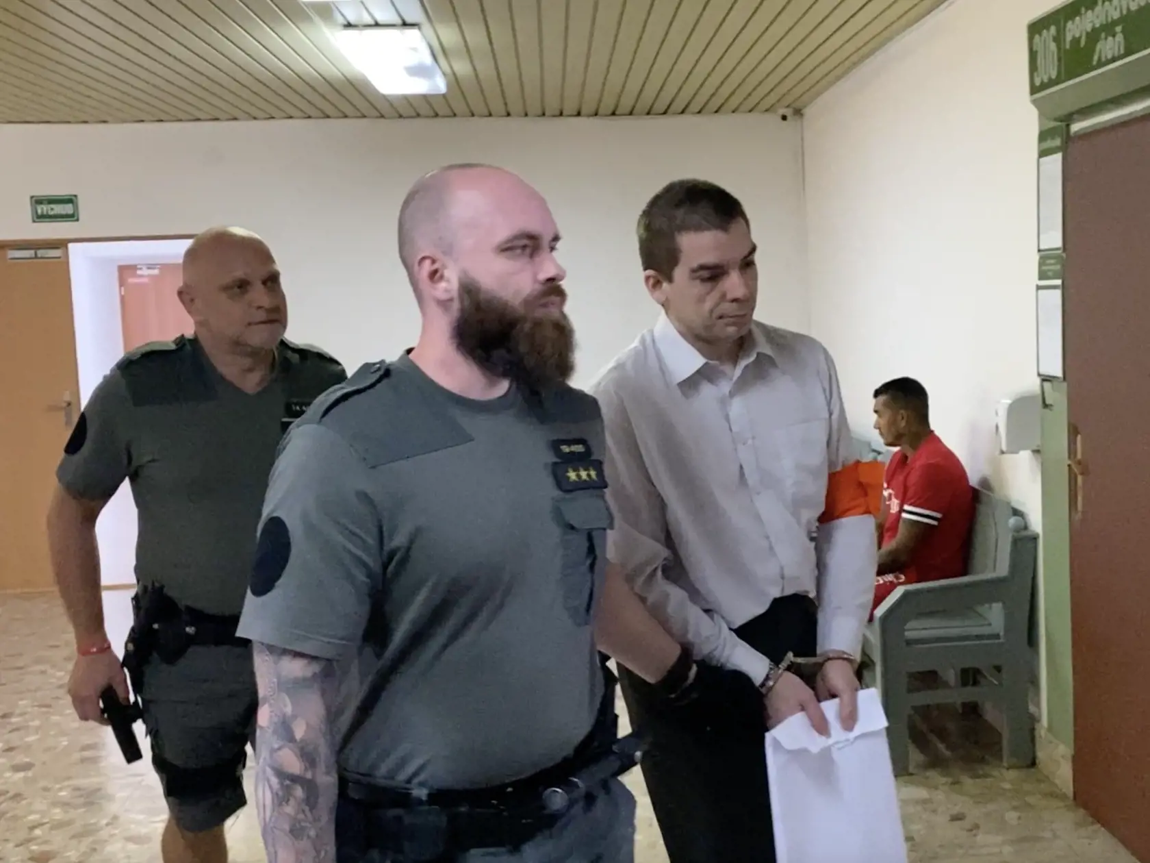 Lukáš Demek (43) je od vlaňajšieho decembra vo väzbe. Vinia ho zo zločinu obmedzovania osobnej slobody za to, že zamykal školáčku Elenu (16) v stodole pri svojom rodinnom dome a mal s ňou vzťah.