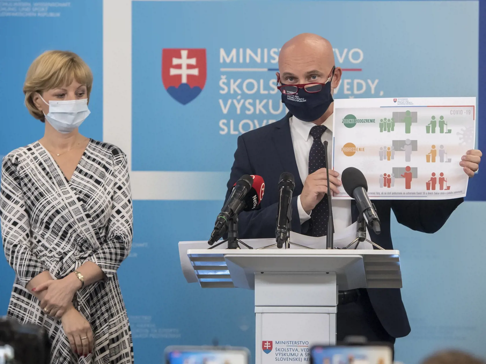 Na snímke minister školstva, vedy, výskumu a športu SR Branislav Gröhling a hlavná odborníčka MZ SR pre všeobecnú starostlivosť pre deti a dorast Elena Prokopová počas tlačovej konferencie o preventívnych opatreniach počas otvorenia nového školského roka 18. august 2020 v Bratislave. FOTO TASR - Martin Baumann