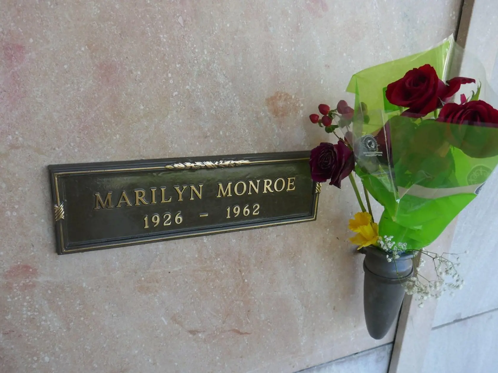 Marilyn Monroe je pochovaná v Los Angeles na cintoríne Pierce Brothers Westwood Village Memorial Park.