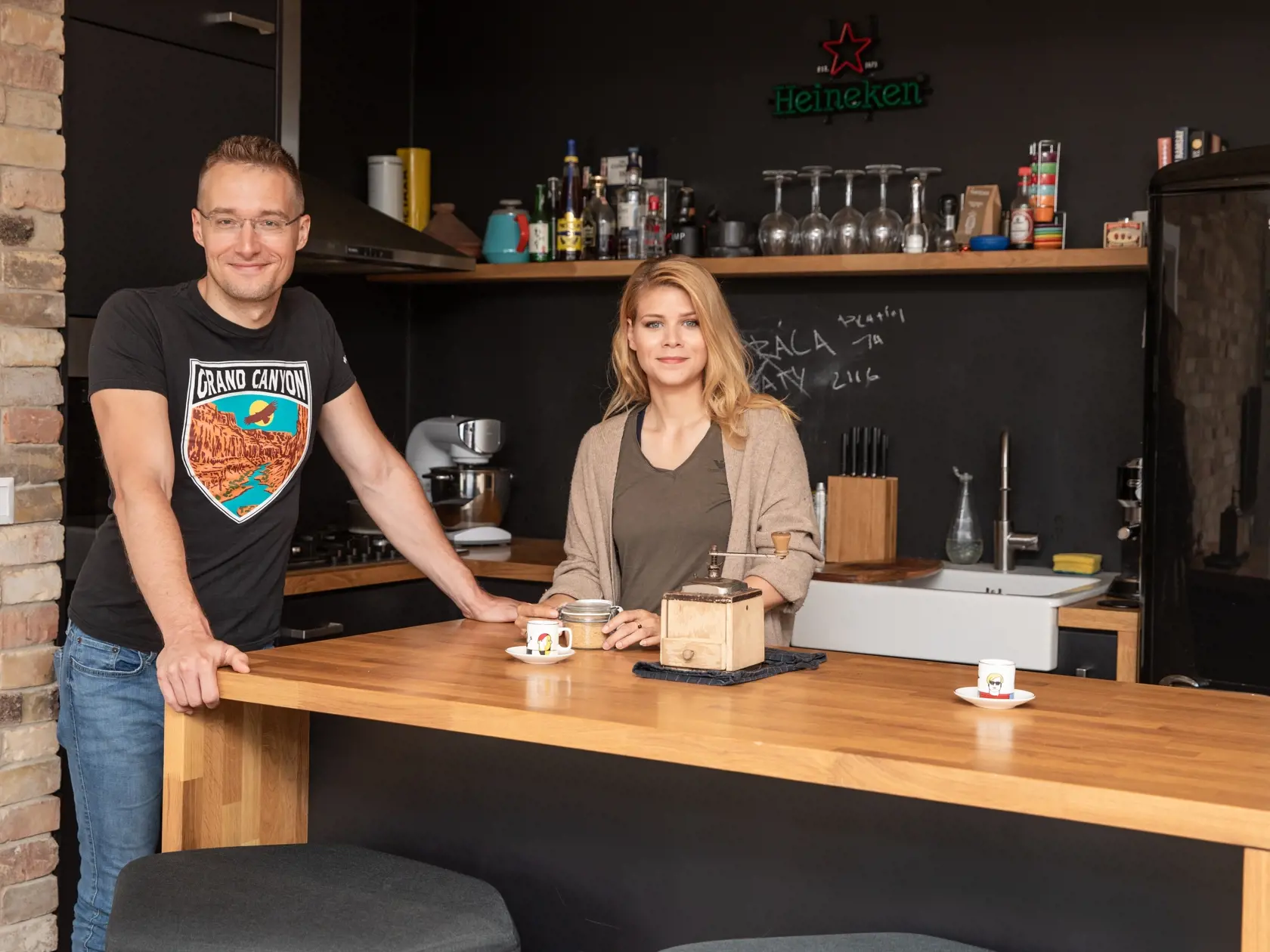 Na snímke je interiér bytu moderátora televizíe Markíza Michala Kovačiča a jeho manželky Zuzany Hanzelovéj.