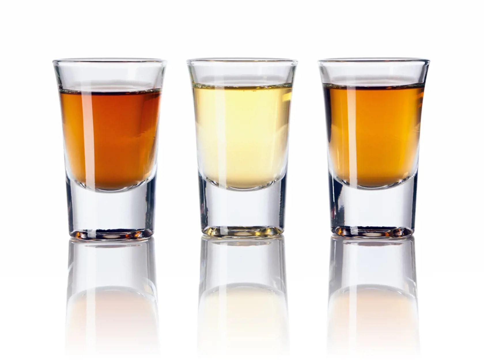 Čo urobí alkohol s pleťou? Oberie ju o vlhkosť. Okrem toho oslabuje aj základný stavebný bielkovinový blok, kolagén. Práve ten sa skrýva za elasticitou pleti. Pravidelným popíjaním zbytočne urýchlite starnutie. Vrásky budú viditeľnejšie a hlbšie. Môžete si dopriať pohár vína, ale vždy nezabudnite aj na pohár vody. Vďaka nemu udržíte vlhkosť na štandardnej úrovni. 