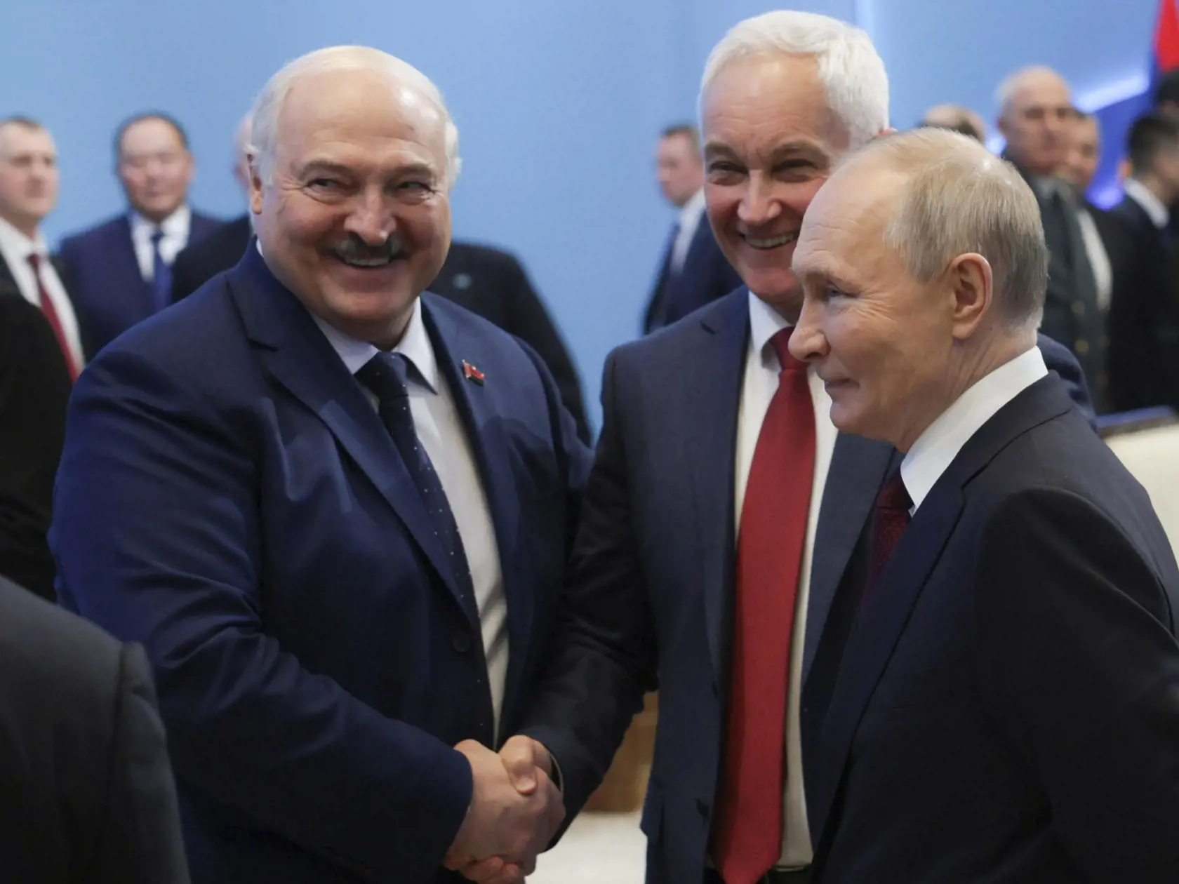JB 40 Astana - Sprava ruský prezident Vladimir Putin, ruský minister obrany Andrej Belousov a  bieloruský prezident Alexander Lukašenko sa rozprávajú pred začiatkom zasadnutia Rady pre kolektívnu bezpečnosť Organizácie Zmluvy o kolektívnej bezpečnosti (CSTO) v Astane 28. novembra 2024. FOTO TASR/AP 

From left, Belarusian President Alexander Lukashenko, Russian Defense Minister Andrei Belousov and Russian President Vladimir Putin attend the summit of the Collective Security Treaty Organisation (CSTO) in Astana, Kazakhstan, Thursday, Nov. 28, 2024. (Gavriil Grigorov, Sputnik, Kremlin Pool Photo via AP)