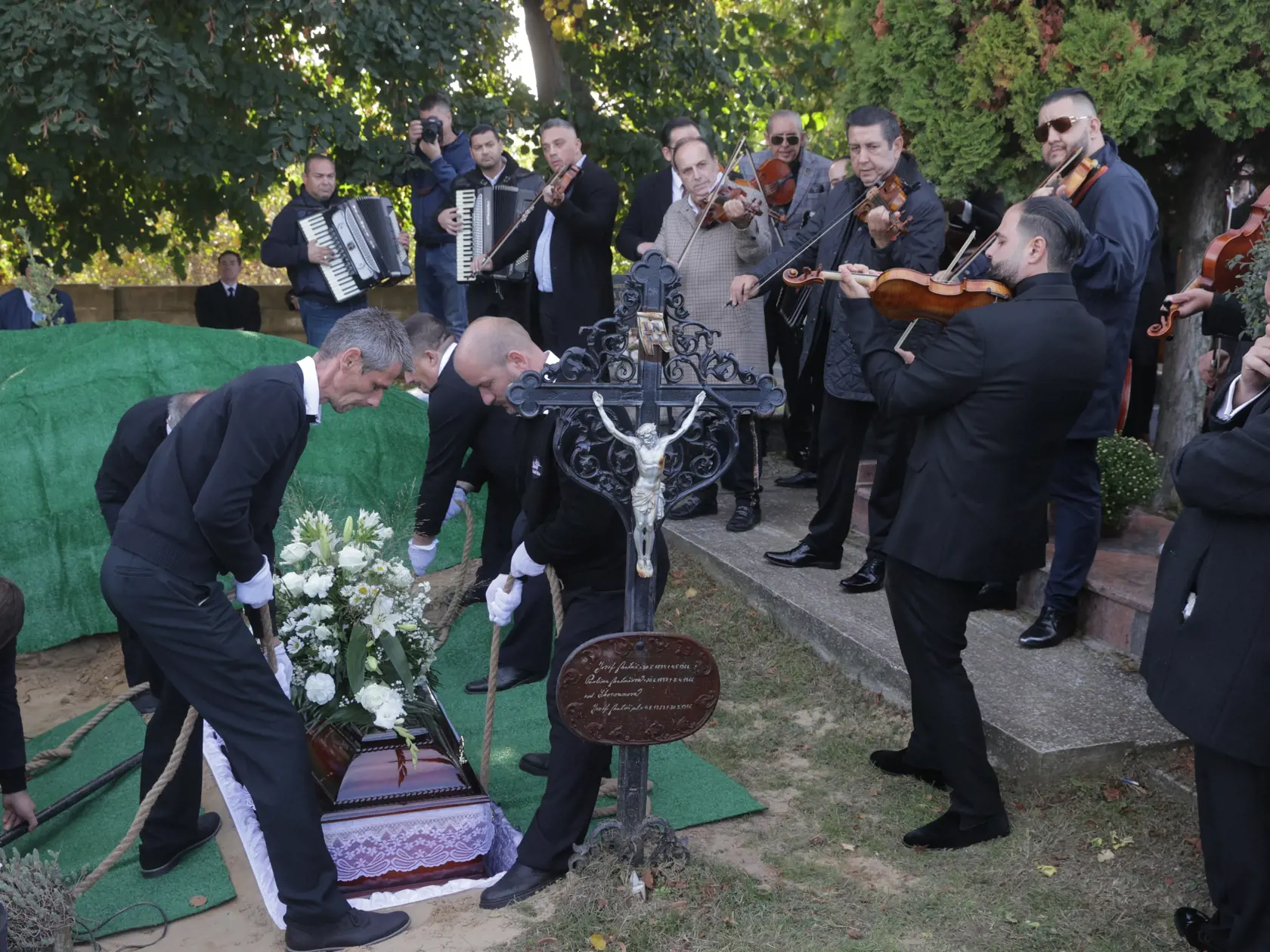 Pohreb Ľuba Virága (†68). Pri vkladaní rakvy do hrobu ho sprevádzala smútočná hudba od jeho kolegov.