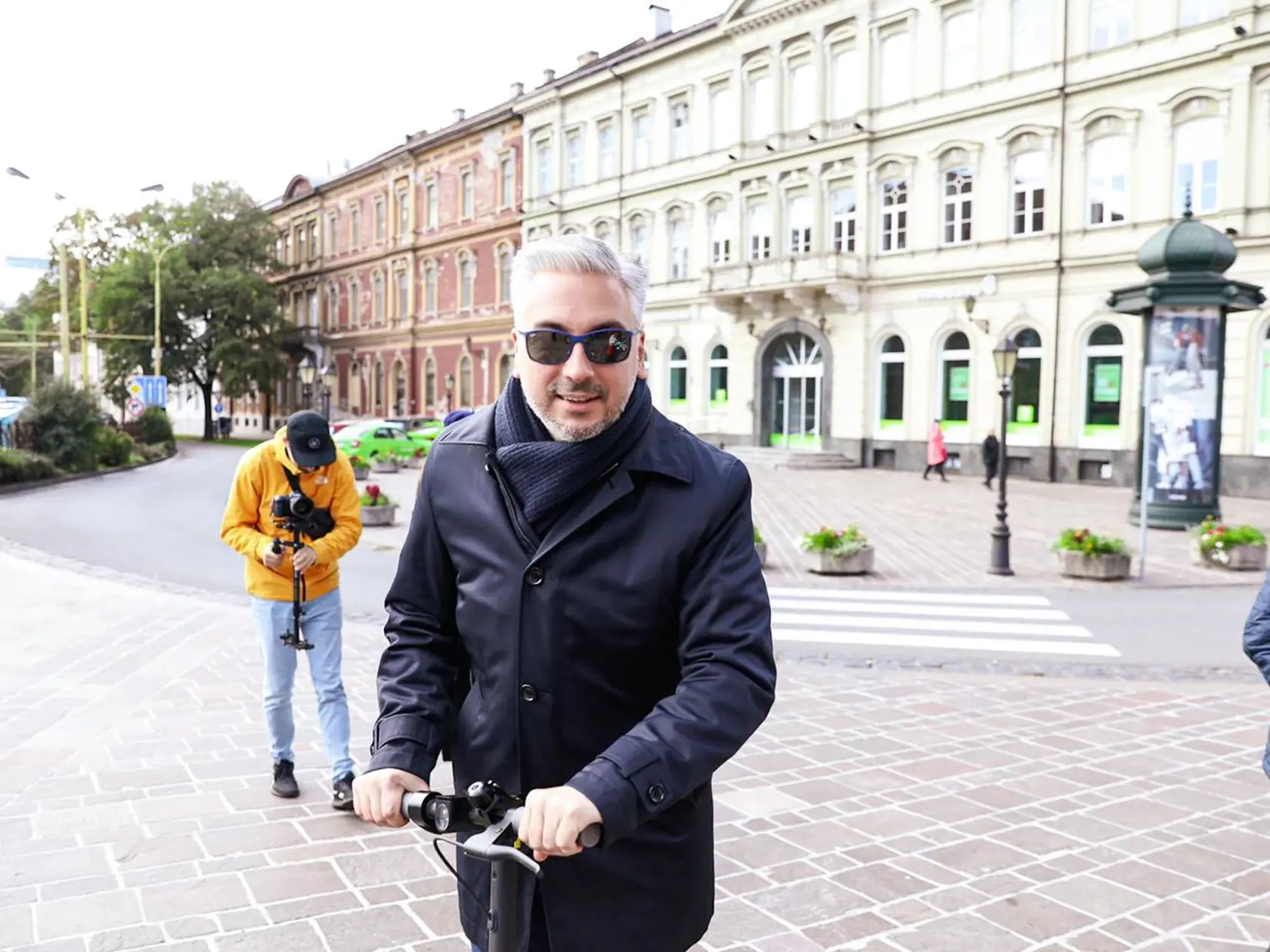 Trnka sa pred voľbami prezentoval zrejme vo všetkých mestách a mestečkách Košického kraja a v pózach, že až prechádzal zrak. Napríklad aj takto na kolobežke.