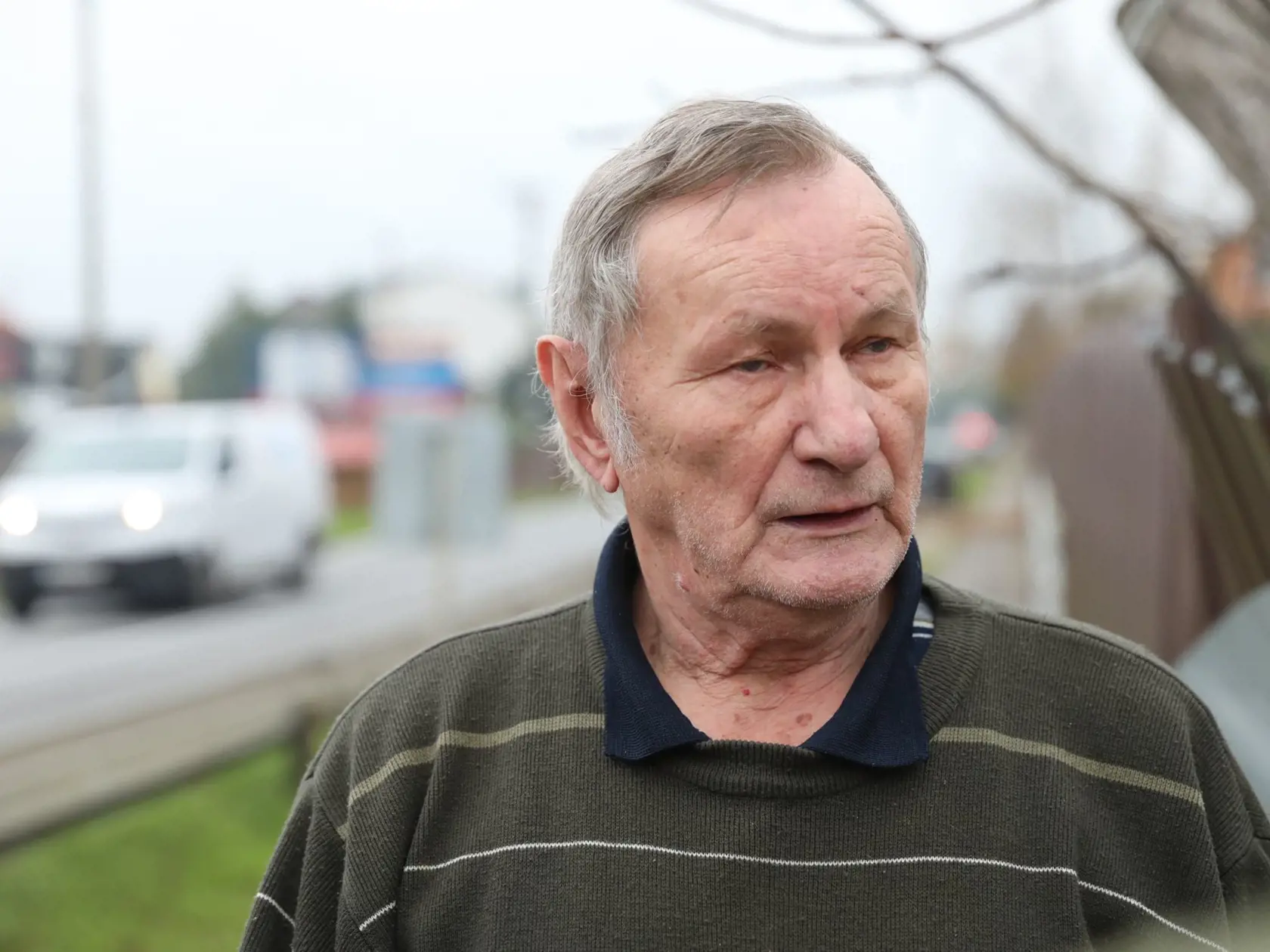 V dedine sme stretli aj muža, ktorému Robert potom, ako si podgurážený sadol za volant, narazil do plota. Štefan(79) nám prezradil, že samotný náraz nezaregistroval.