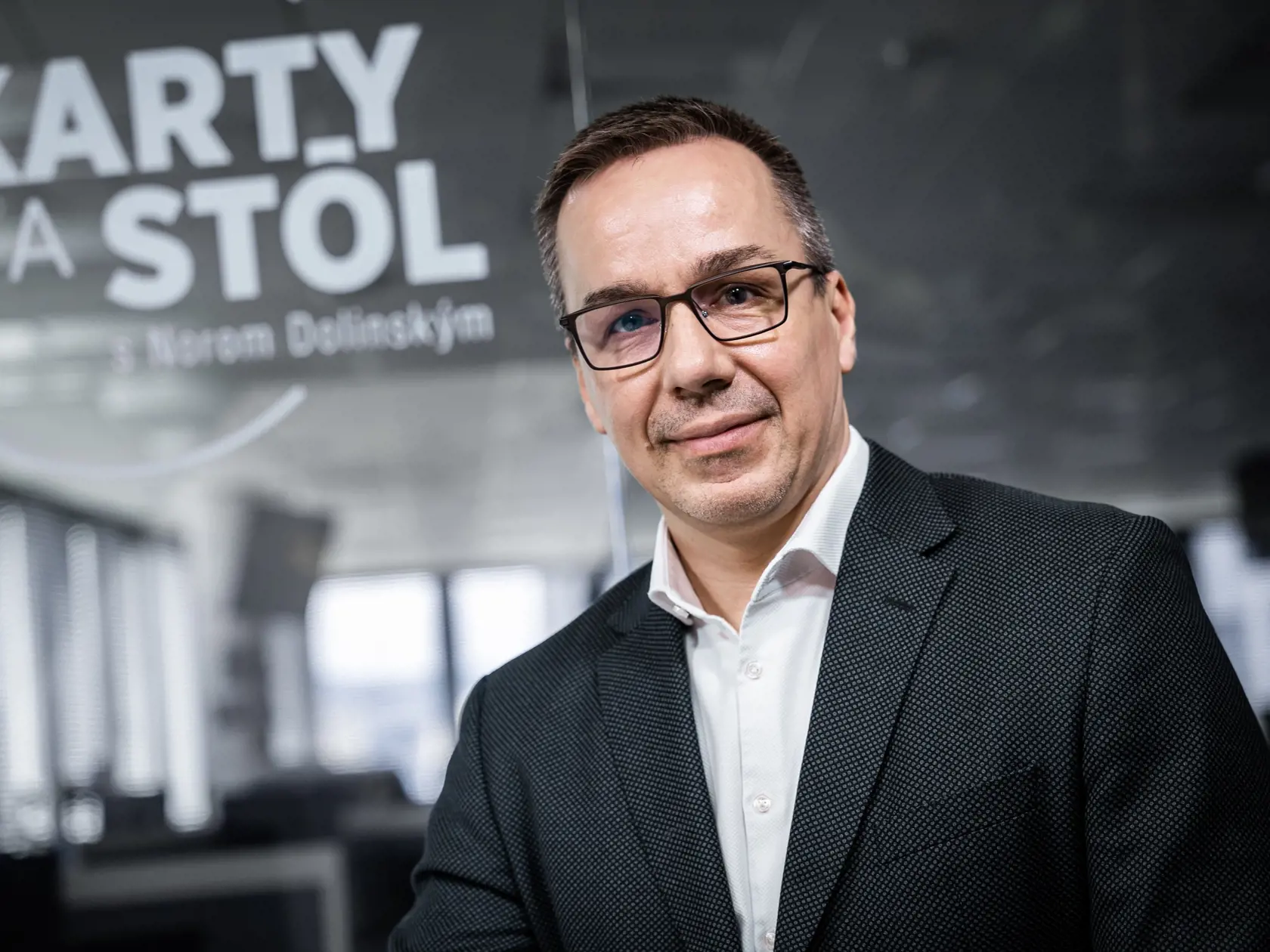 Diskusná relácia "Karty na stôl", ktorej hosťom bol Erik Tomáš.