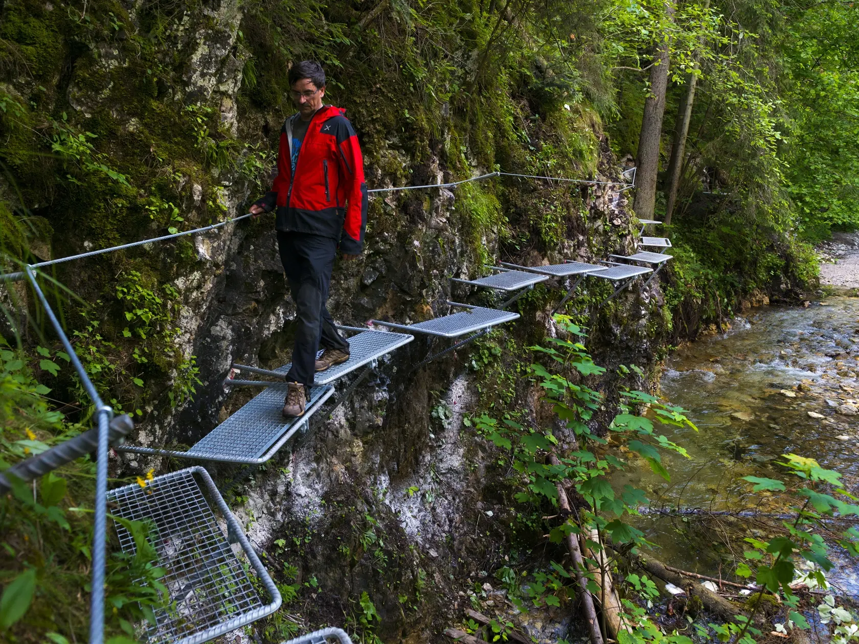 Biely potok, pravostranný prítok rieky Hornád v Prielome Hornádu, vytvoril úzku dolinu s názvom Tomášovská Belá. Úžinou Tomášovskej Belej vedie zelená turistická značka umožňujúca prechod NP Slovenský raj z juhu od Dediniek na sever k Čingovu a naopak. Z Tomášovskej Belej začína napr. nástup na Ferratu HZS Kyseľ ale aj nástup do divokej Sokolej doliny s najvyšším vodopádom Slovenského raja, Závojovým vodopádom. Bielym potokom sa v minulosti splavovalo drevo.