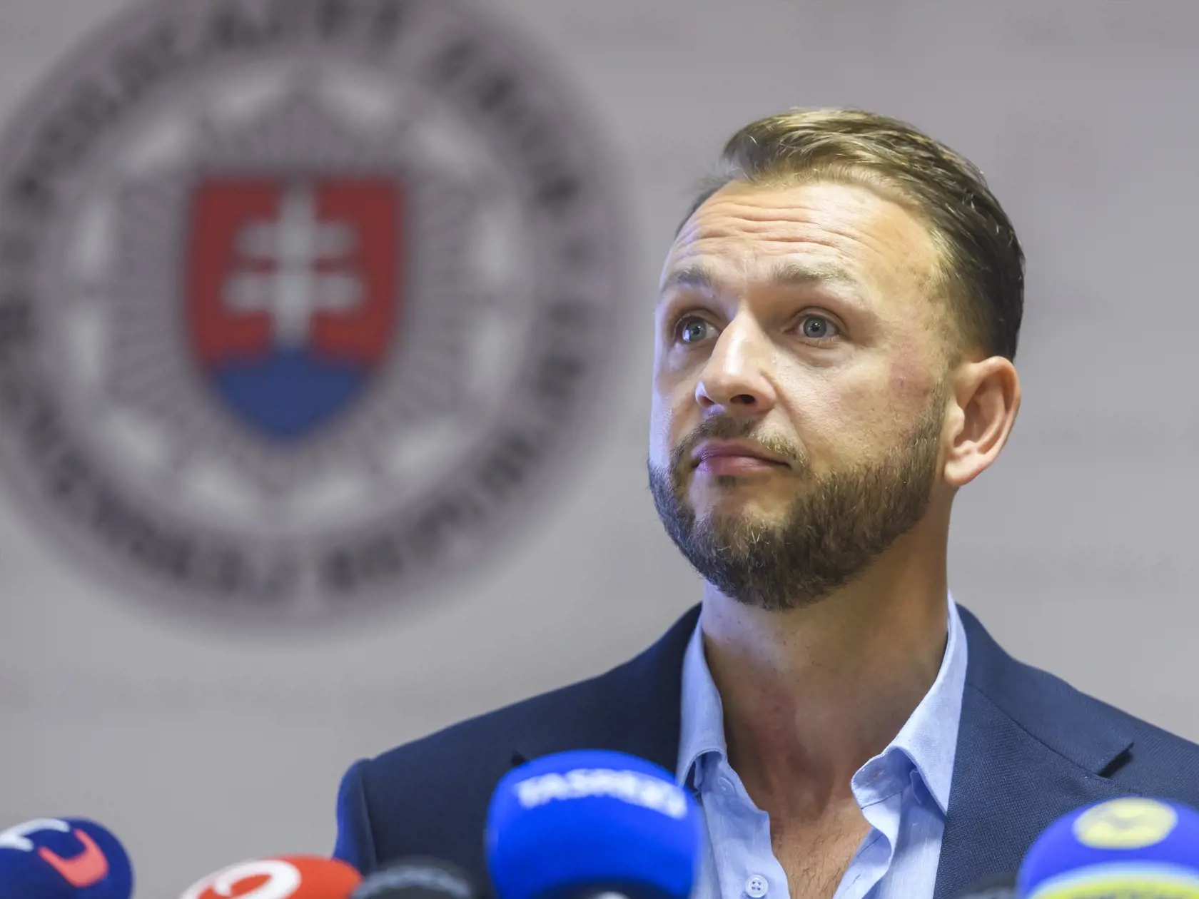 Minister vnútra Matúš Šutaj Eštok (Hlas) sa nechystá odstúpiť z postu, hoci ho k tomu vyzýva opozícia už od atentátu na premiéra Roberta Fica (Smer). Naopak, myslí si, že politickú zodpovednosť by mal vyvodiť líder opozície Michal Šimečka (PS).